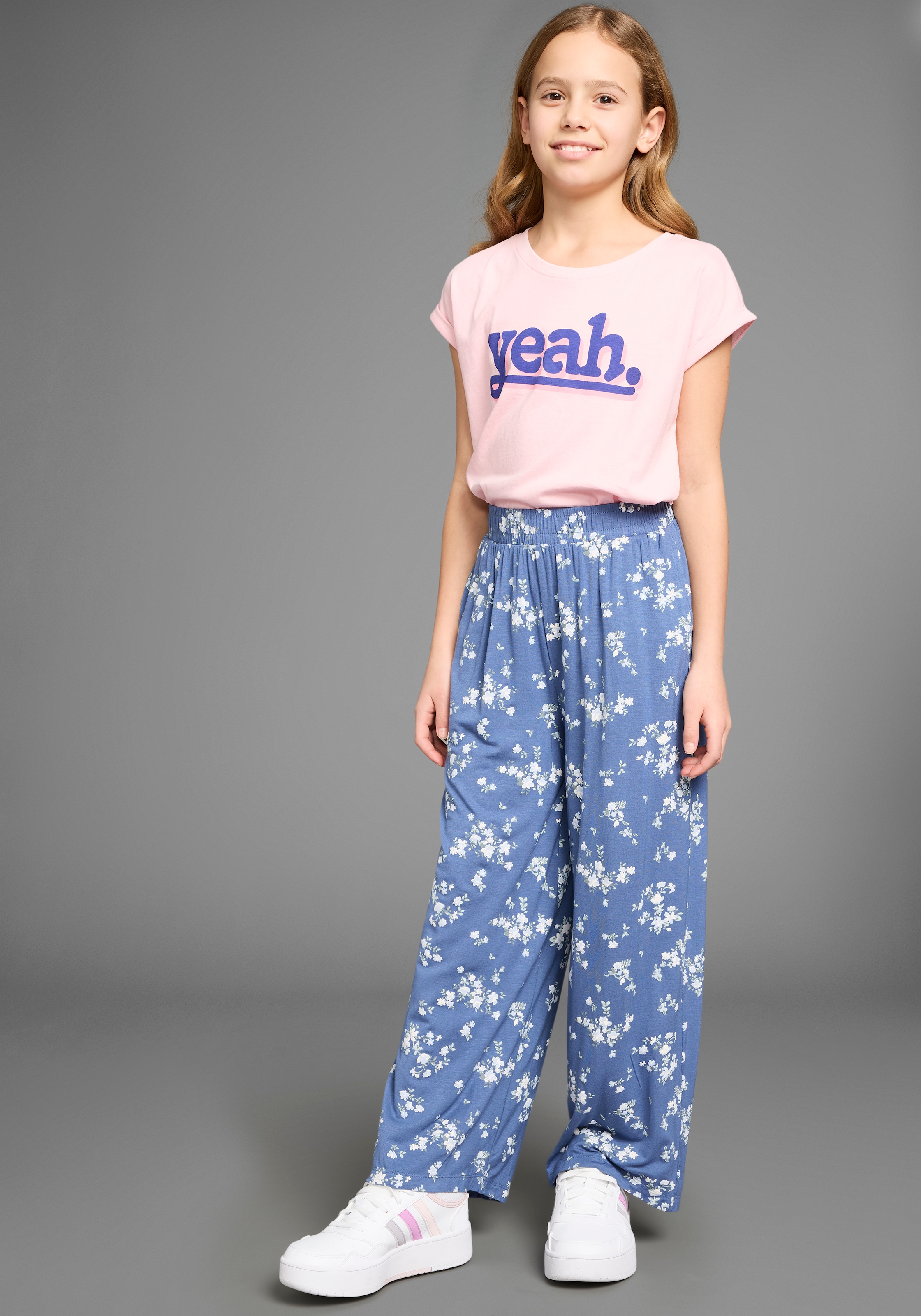 KIDSWORLD Schlupfhose »Viskose-Hose im Blumenmuster«, Trendige Hose mit Blumenmuster