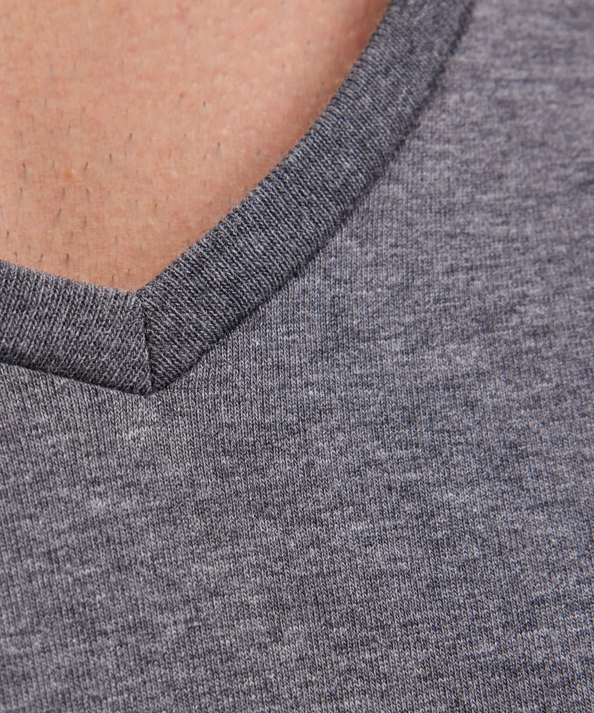 FALKE T-Shirt »Daily Comfort« tiefer V-Ausschnitt, kurzarm, Cotton-Mix, slim fit