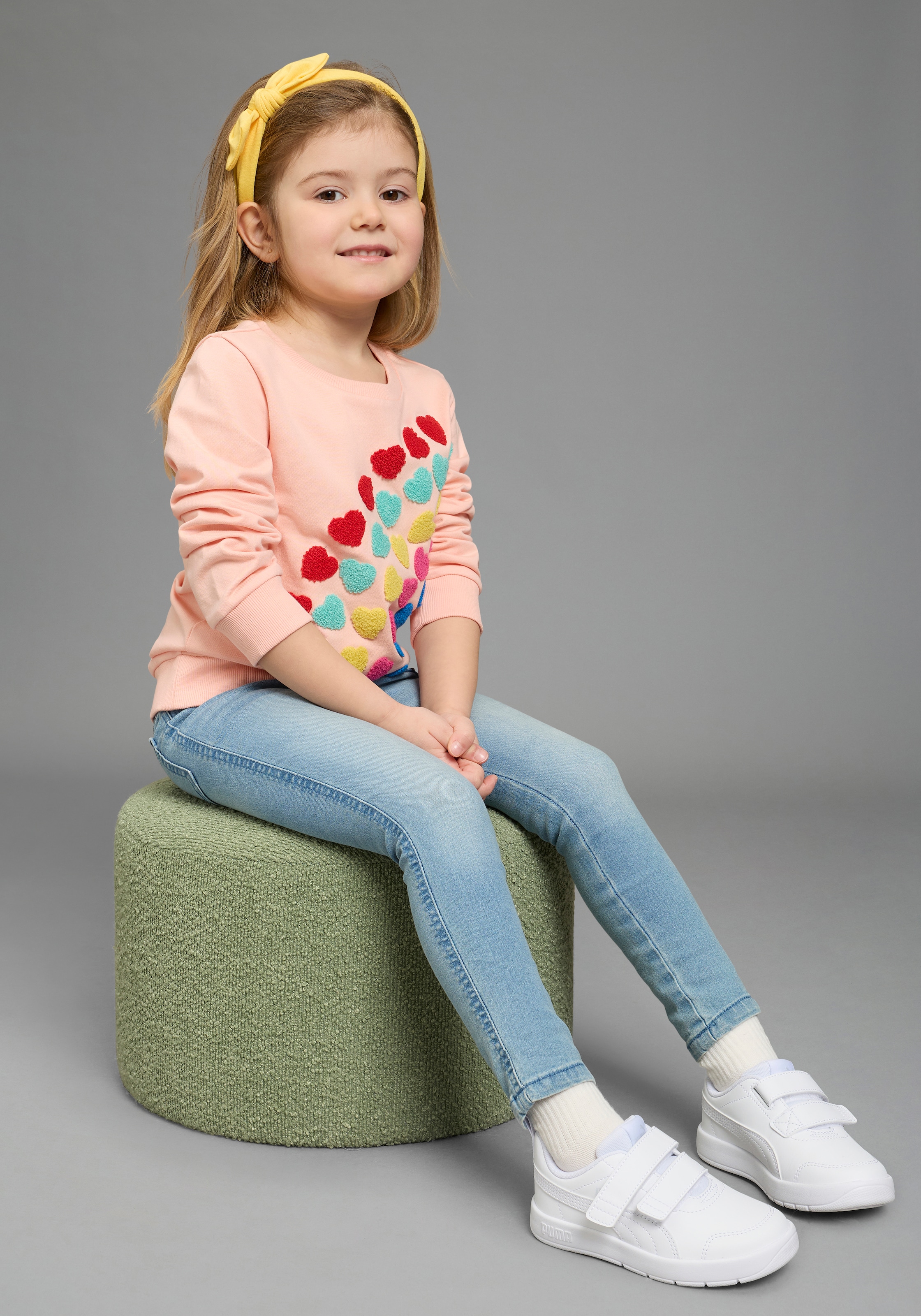 KIDSWORLD Sweatshirt »Sweatshirt Herz-Applikation«, mit Stickereien und Badges, Rundhalsausschnitt, Basic Passform
