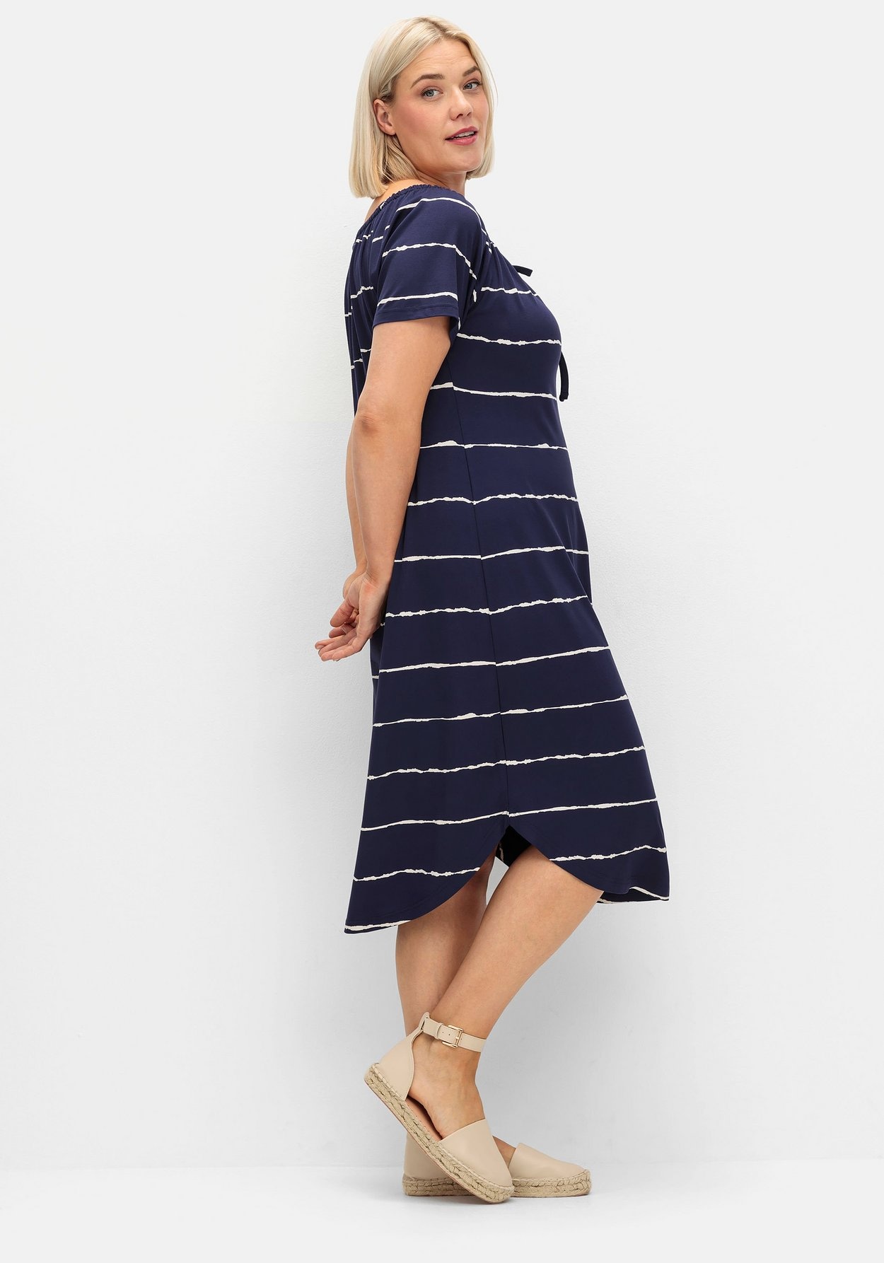 Sheego Jerseykleid »Streifenkleid mit Carmenausschnitt und rundem Saum«