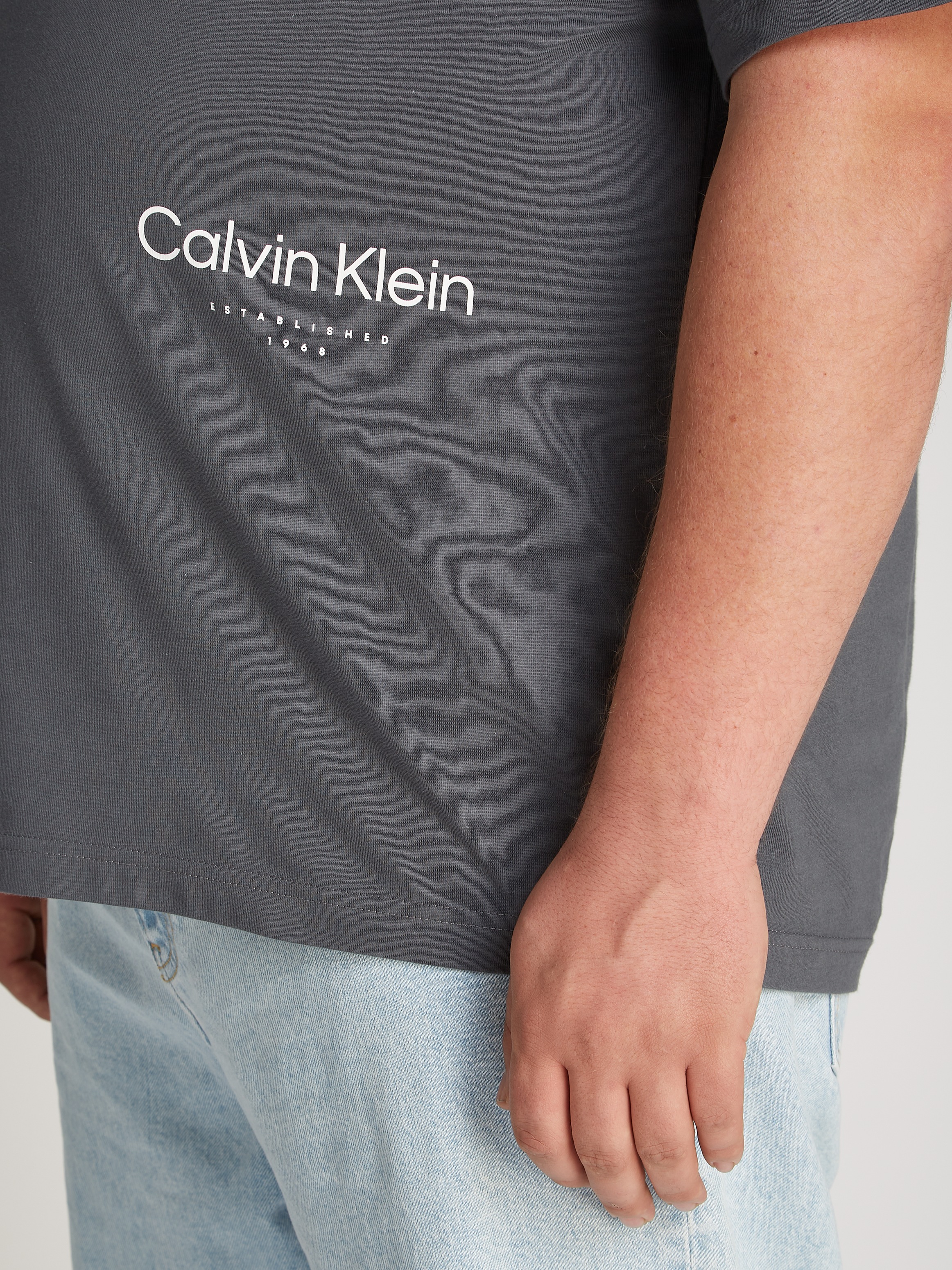 Calvin Klein Big&Tall T-Shirt »BT_OFF PLACEMENT LOGO T-SHIRT«, in großen Größen mit Markenlabel