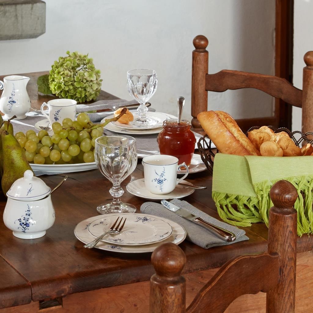 Villeroy & Boch Geschirr-Set »Kaffeeservice Vieux Luxembourg 18er Set weiß-blau« Spülmaschinengeeignet, Mikrowellengeeignet