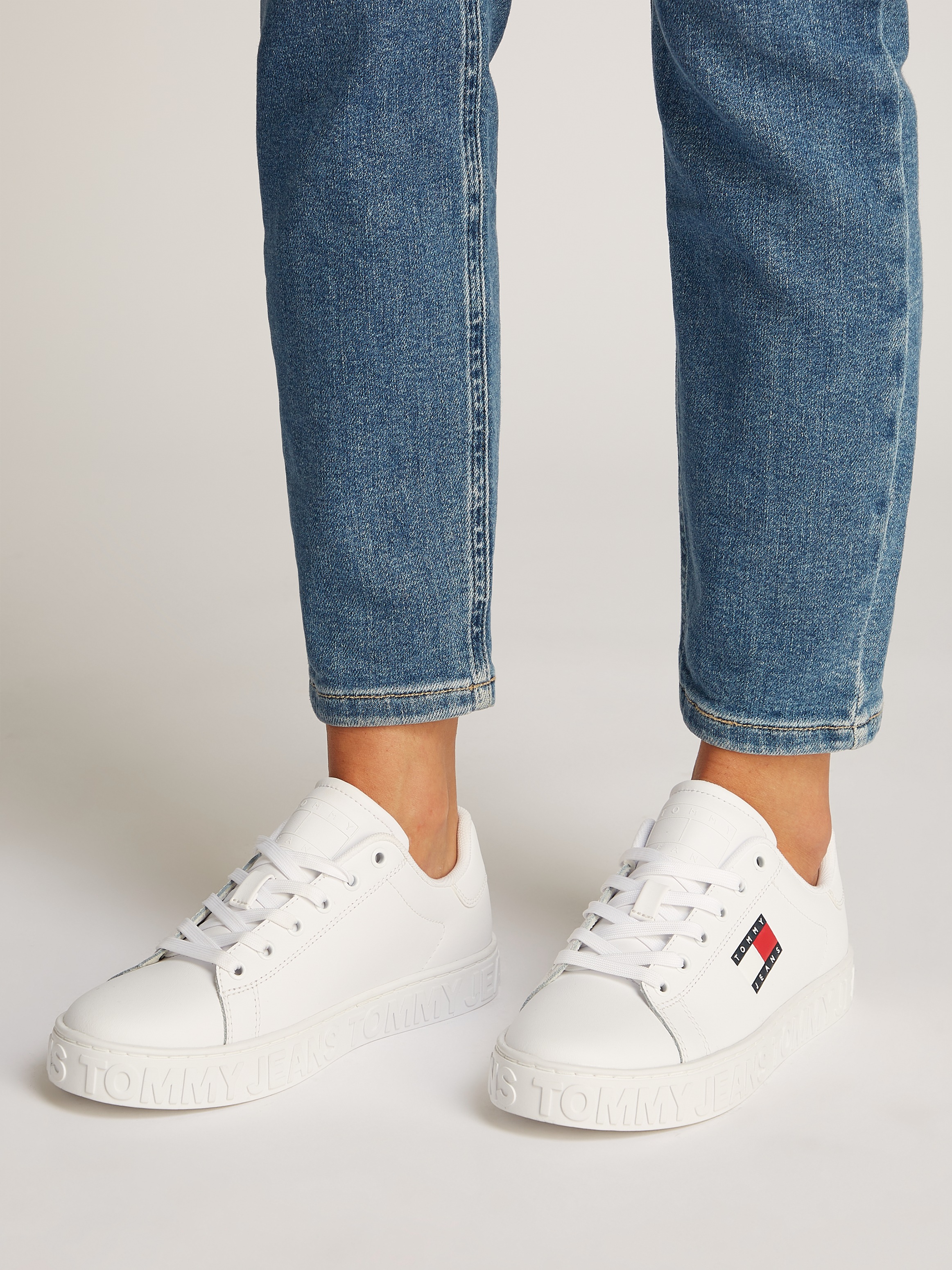 Tommy Jeans Plateausneaker »TJW LOGO OUTSOLE SNEAKER ESS«, Freizeitschuh, Halbschuh, Schnürschuh mit seitlicher Logoflagge