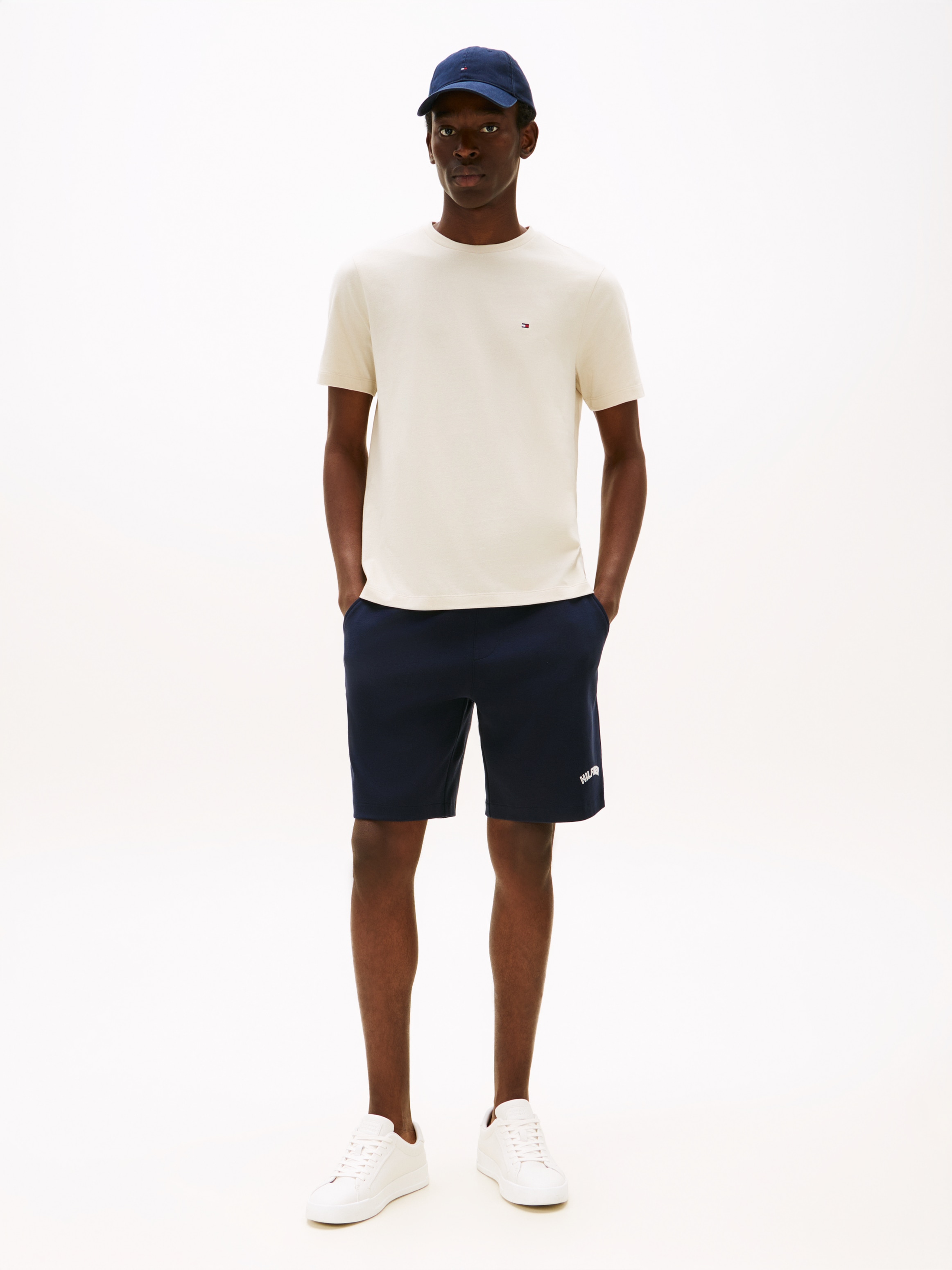 Tommy Hilfiger T-Shirt »ESSENTIAL REGULAR FIT SOLID  mit Stickerei« unifarben, casual, Baumwolle, Rundhals