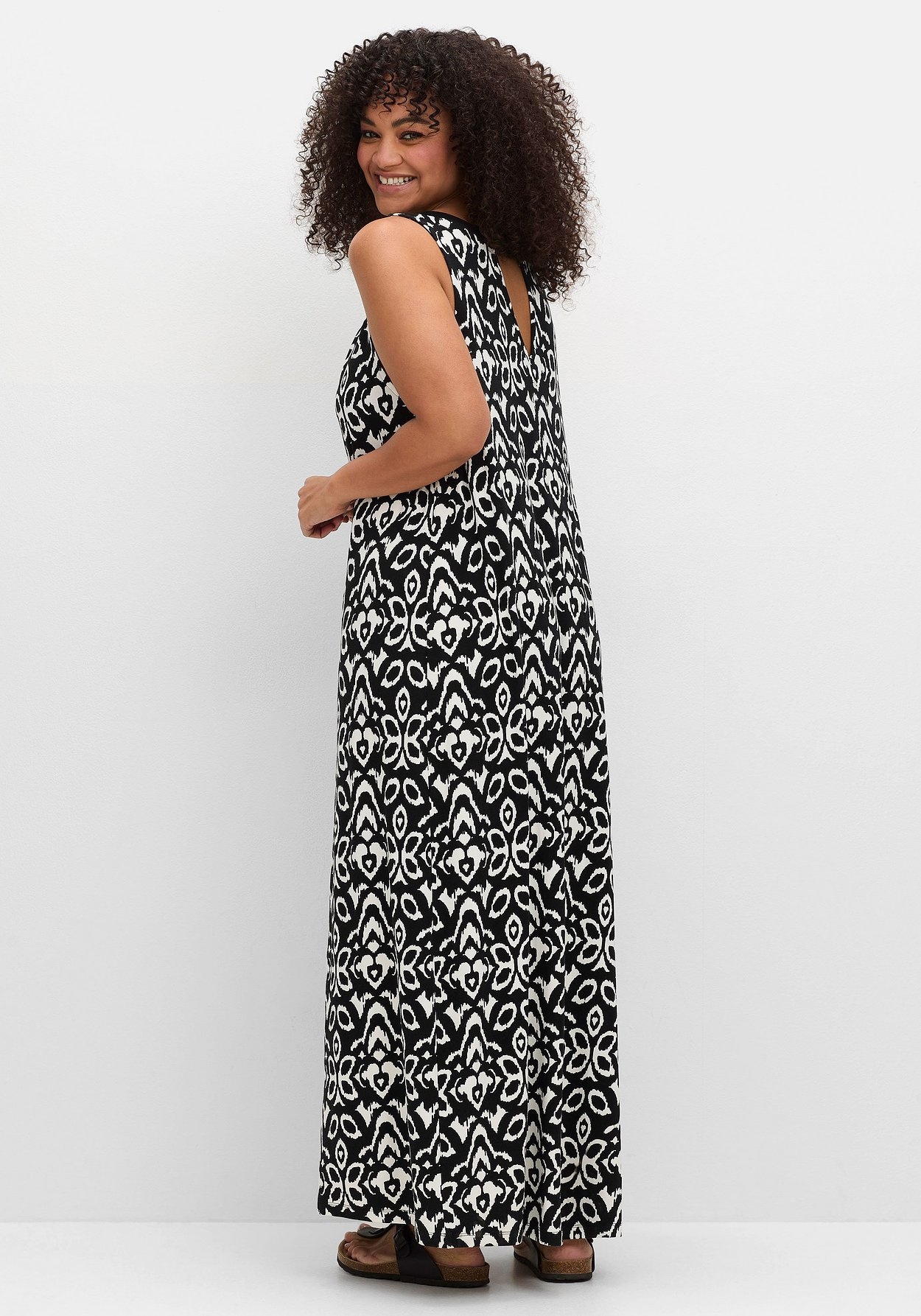 Sheego Maxikleid »Jerseykleid mit Ornamentdruck und Cut-outs«