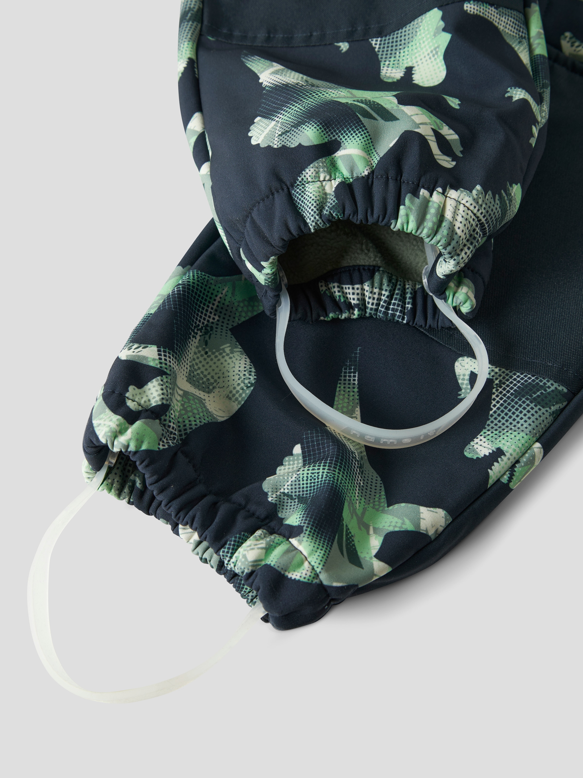 Name It Overall »NMMALFA08 SOFTSHELL SUIT AOP 1FO NOOS« mit dekorativen und reflektierenden Details