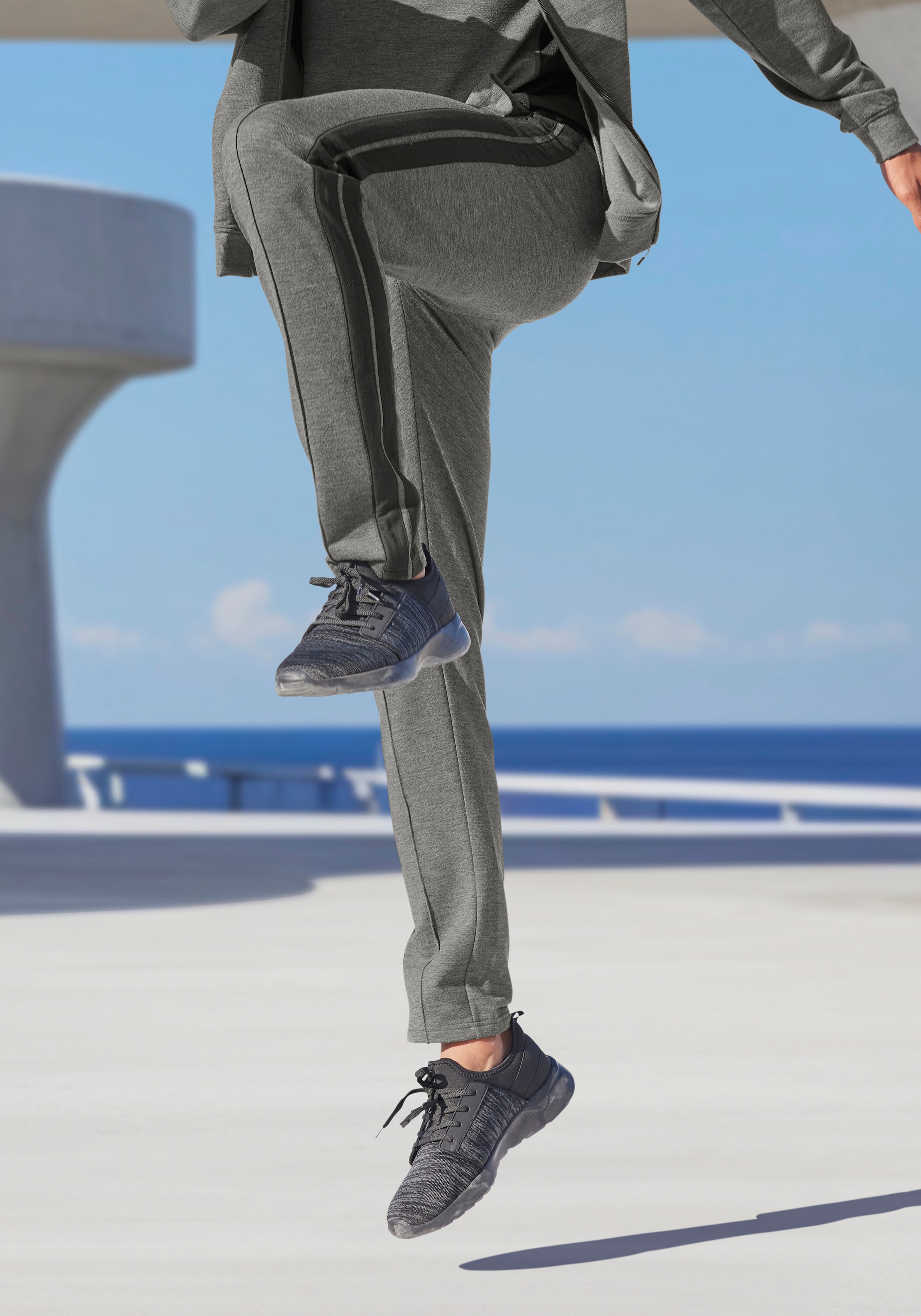 Jogger Pants »- Sporthose«, mit seitlichen Streifen