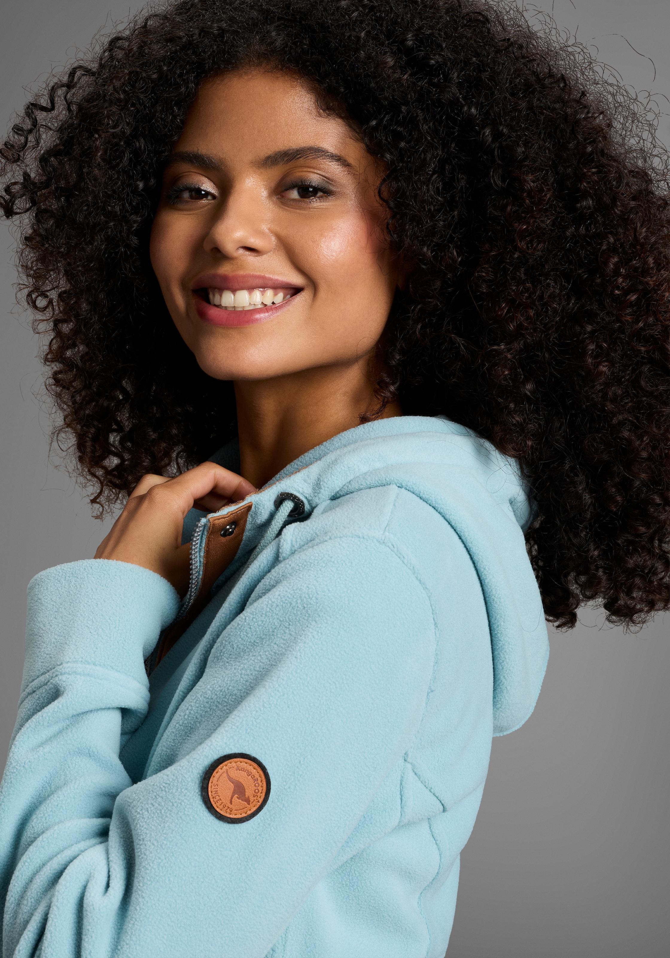 KangaROOS Fleecejacke mit Kapuze hüftbedeckende Länge, mit Kapuze, mit Eingrifftaschen