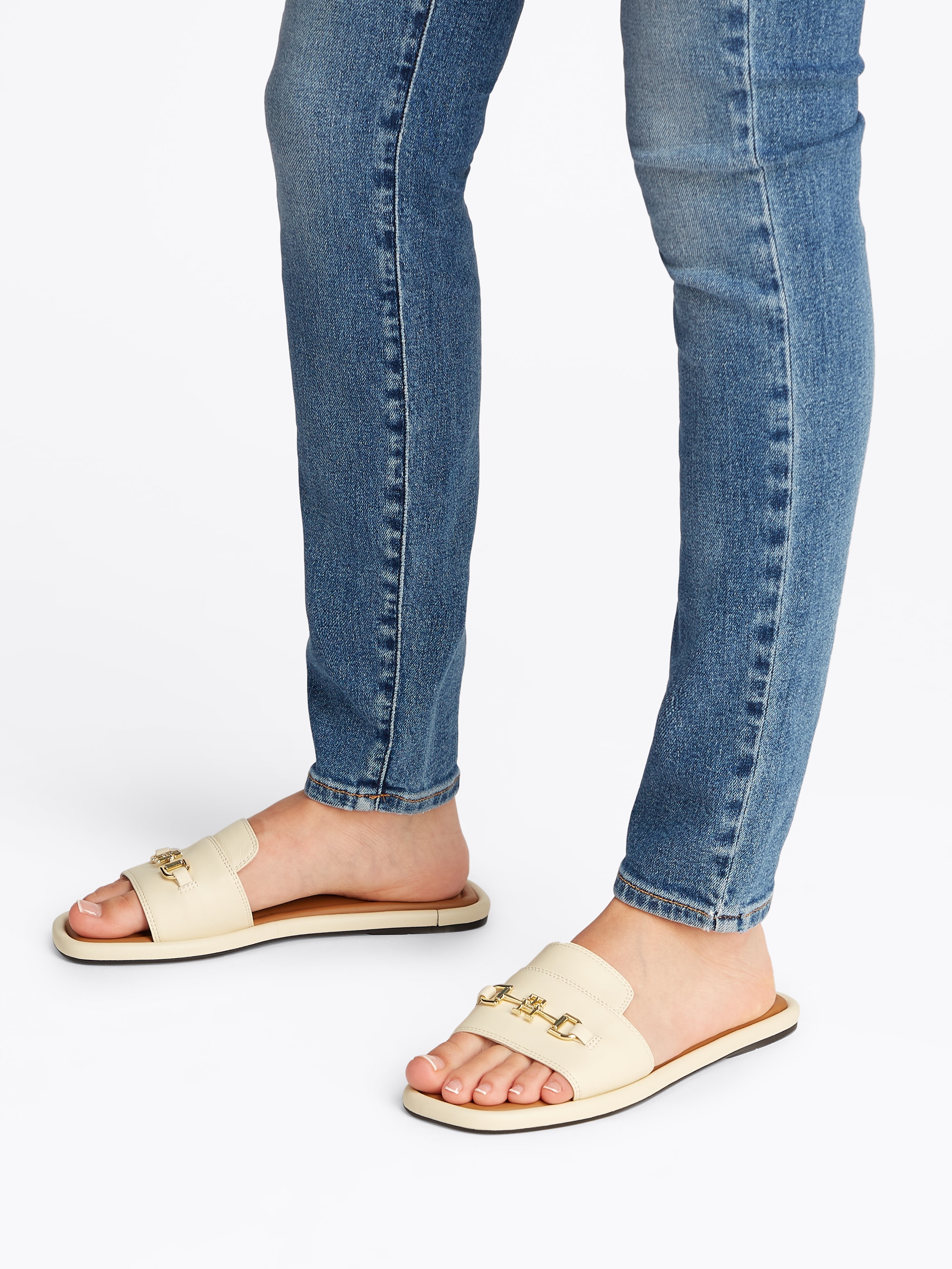 Tommy Hilfiger Pantolette »LEATHER HORSEBIT MULE«, Flats, Sommerschuh, Bequemschuh mit goldfarbener Zierspange