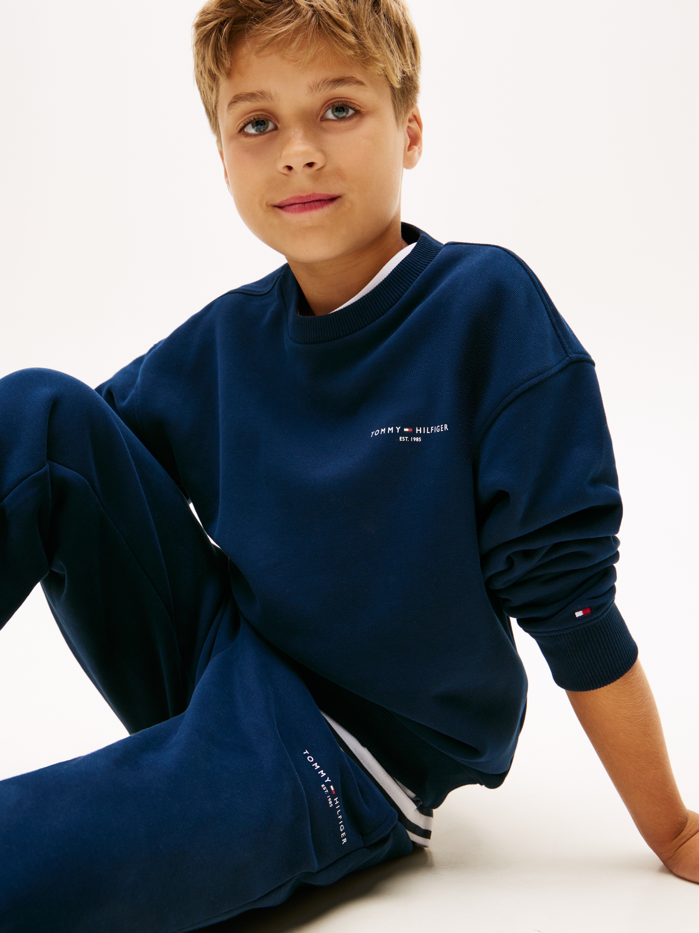 Tommy Hilfiger Langarmshirt & Hose »MINI CORP C-NECK SWEATSHIRT SET« 2 Stk. tlg. Kinder bis 16 Jahre