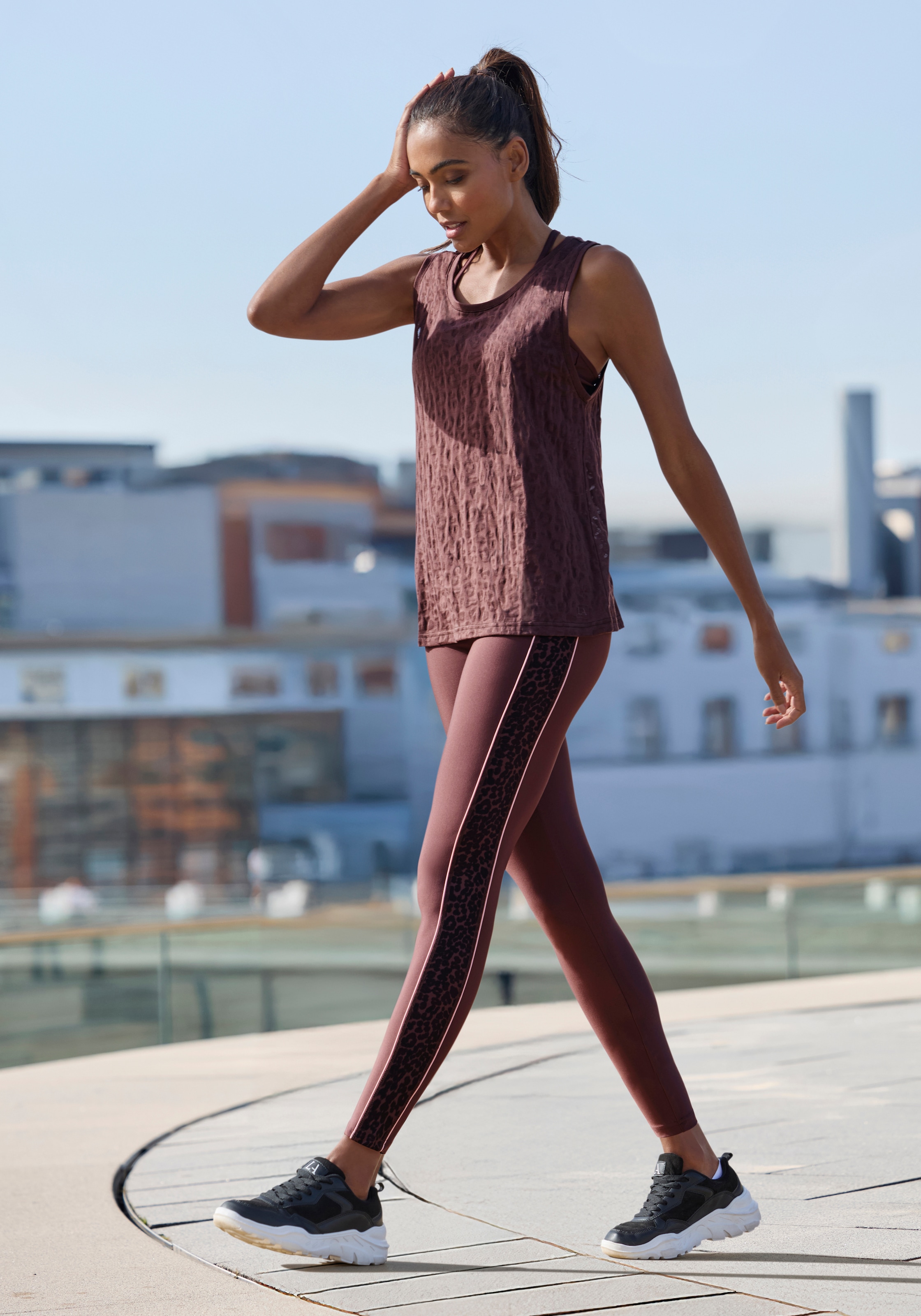 LASCANA ACTIVE Funktionstop Leo-Optik mit weitem Armausschnitt