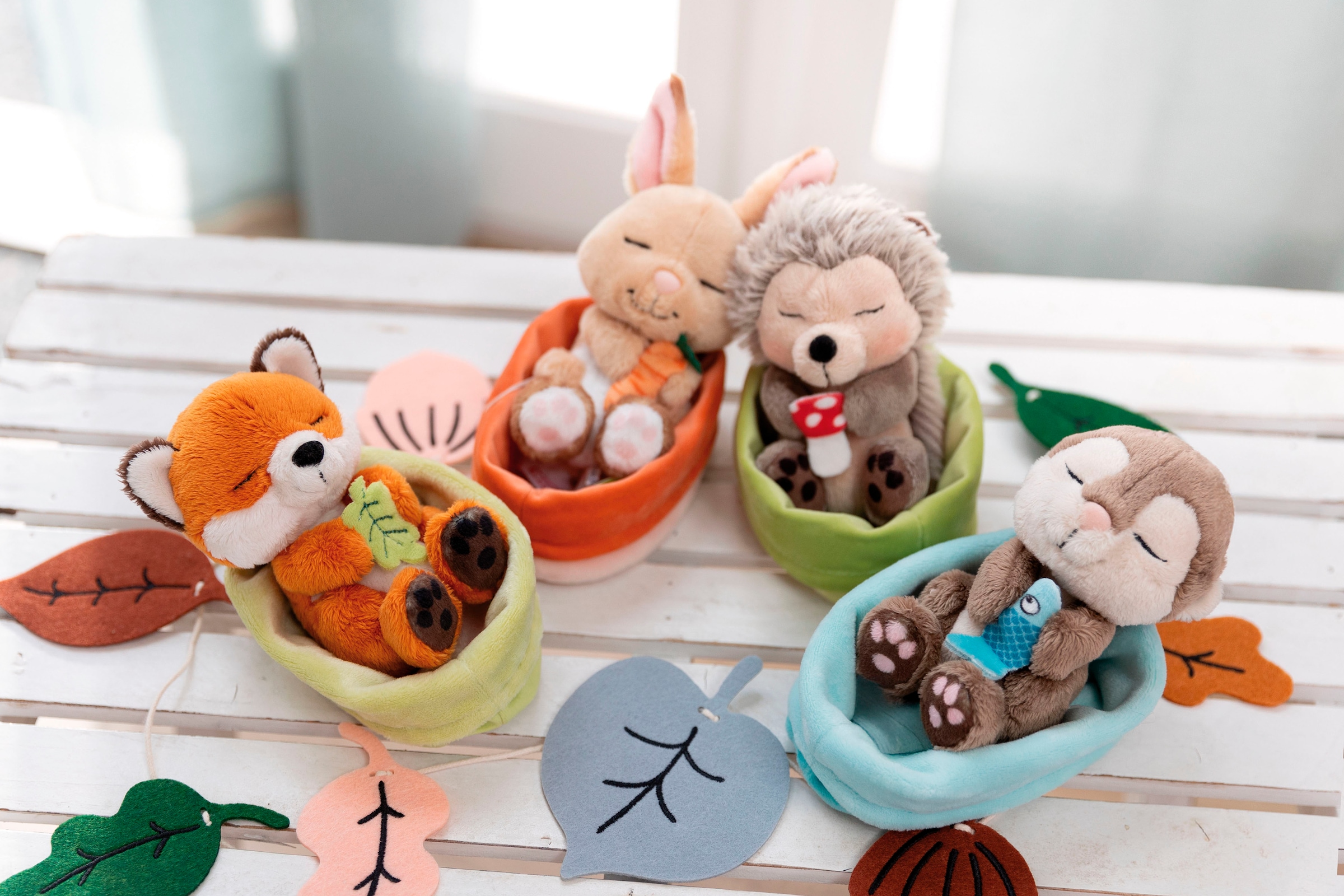 Nici Kuscheltier »Sleeping Pets GREEN, Igel mit Fliegenpilz 12 cm hellgrün«, schlafend im Körbchen