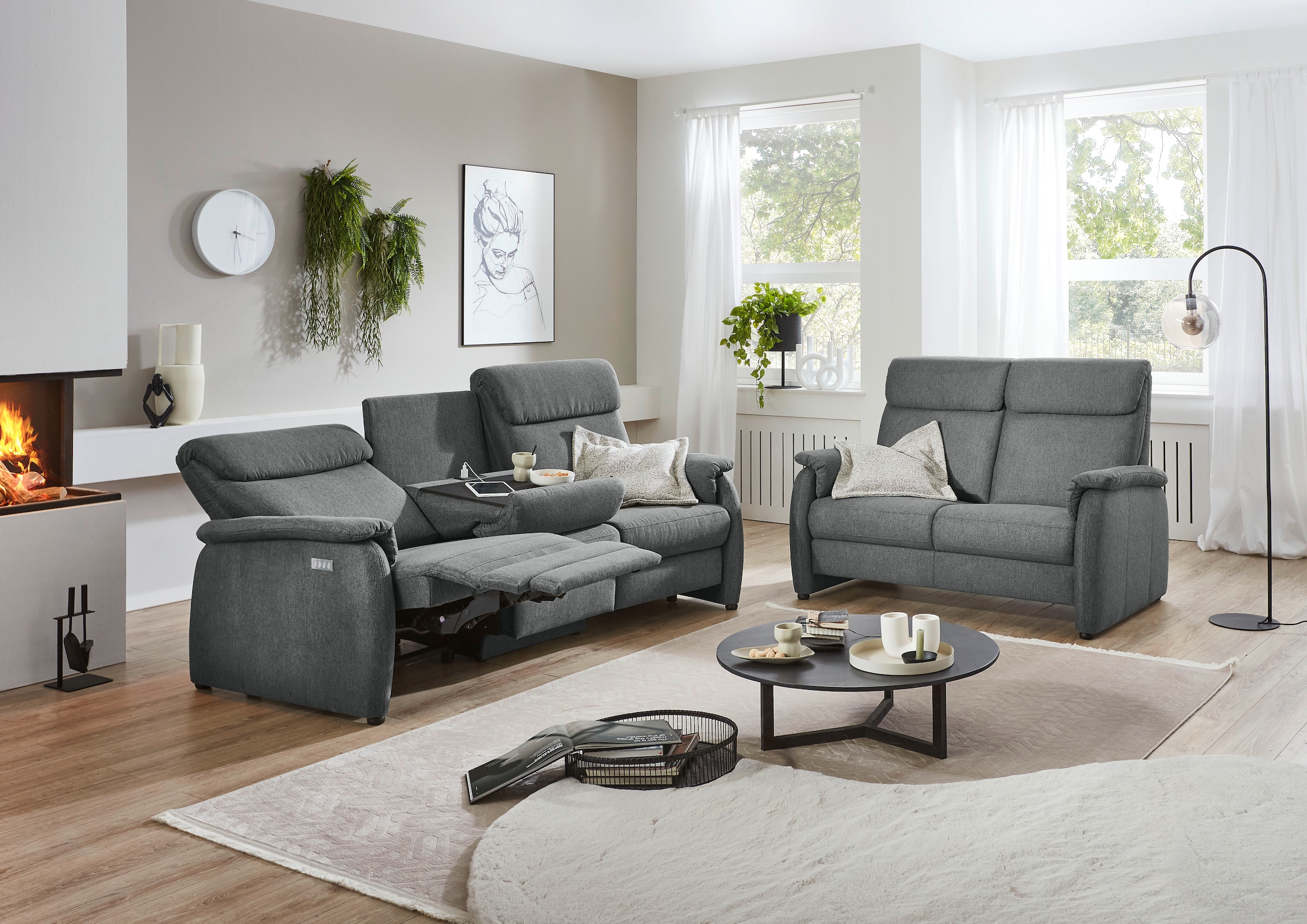 Home affaire Polstergarnitur »Turin, 2,5- & 3-Sitzer mit elektrischer Relaxfunktion« Set, 3-Sitzer mit Tischelement inkl. USB-Ladestation & Steckdose, 4 tlg. tlg. inkl. Tisch, USB & Steckdose, Federkern & pflegeleichtem Bezug