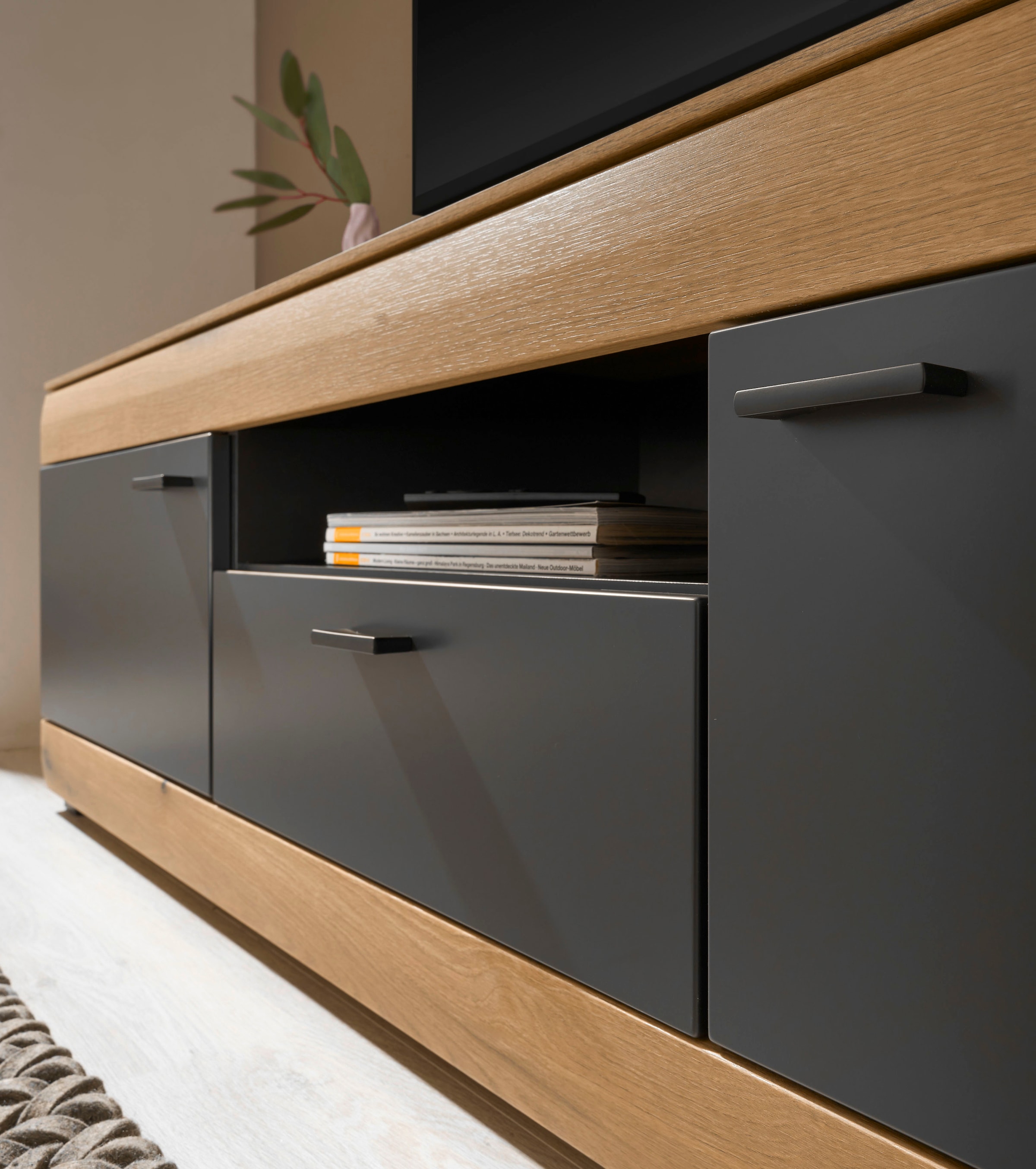 Home affaire Lowboard »Soleto, moderner TV-Schrank, Kommode, TV-Unterschrank« zeitlos, schwarze Griffe aus Metall, ausreichend Stauraum