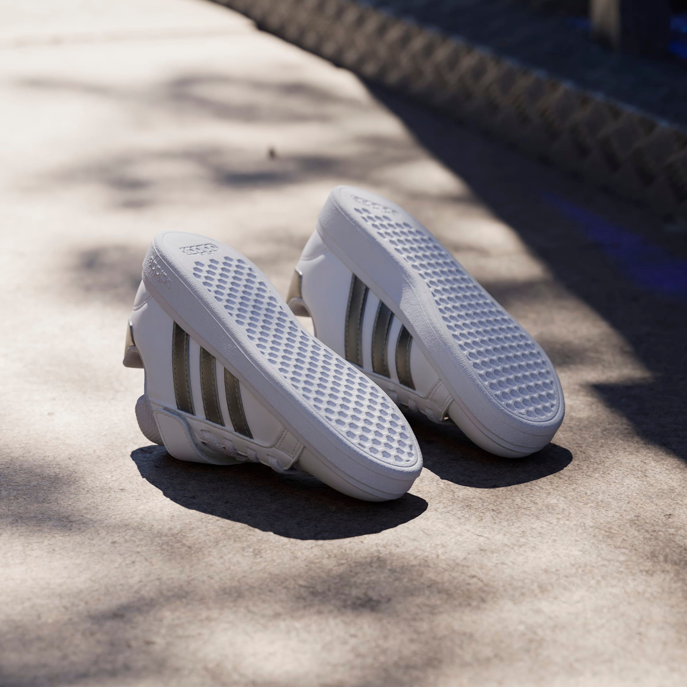 adidas Sportswear Sneaker »GRAND COURT 2.0 KIDS«, Design auf den Spuren des adidas Superstar
