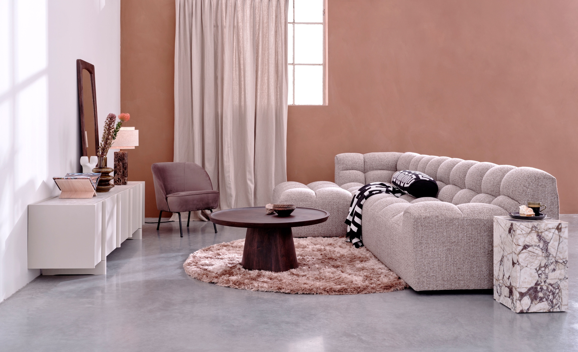 WOOOD Couchtisch »Coffee A Gogo mit Massivmangoholz und bauchigem Standfuß Ø 90 x 40 cm« Tischblattdicke 4 cm, umlaufender Randerhöhung, Tragkraft 15 kg