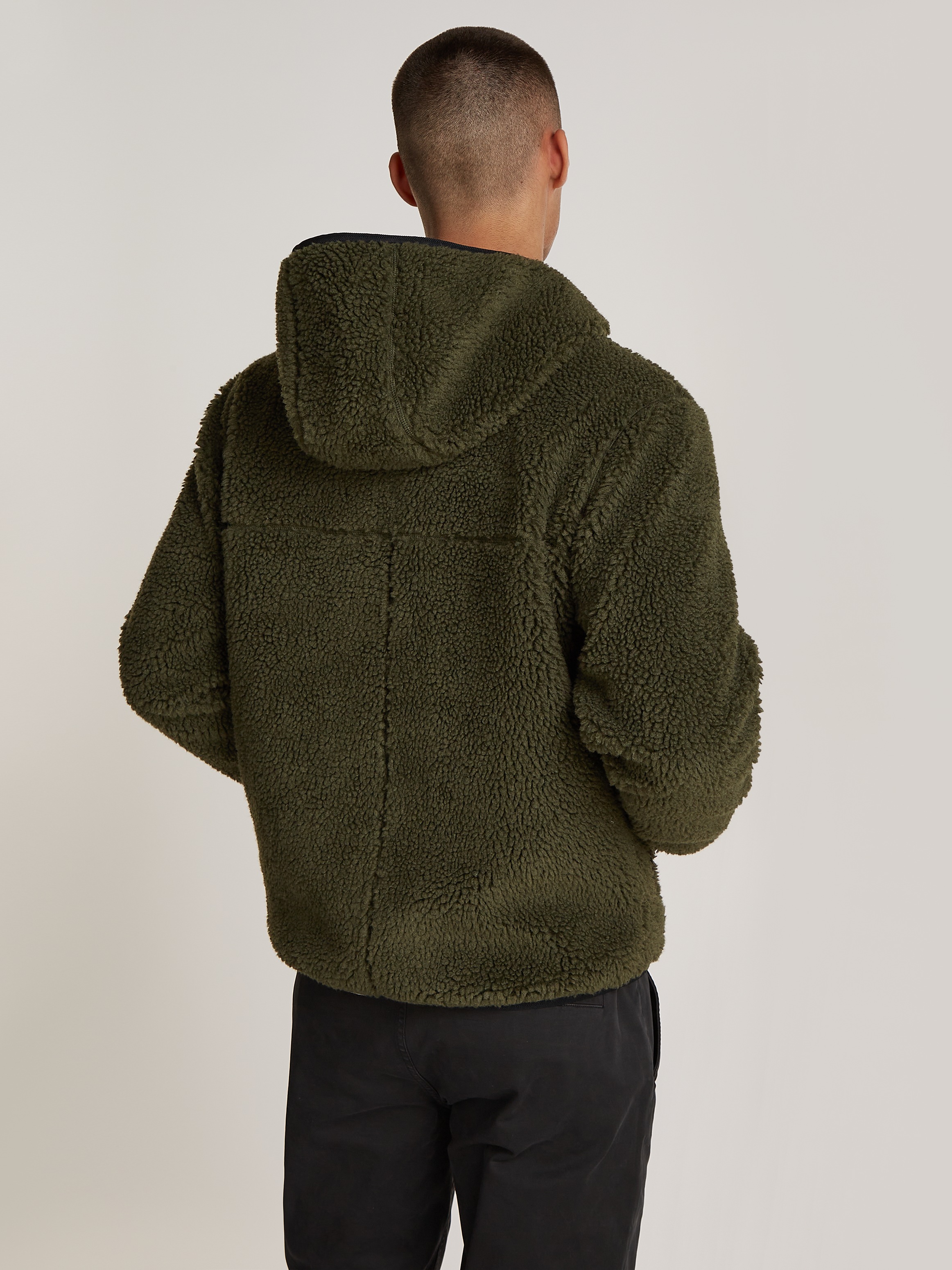 Tommy Jeans Plüschjacke »TJM REG BADGE TEDDY ZIP TRU EXT«, mit Kapuze, Freizeitjacke, Übergangsjacke, Teddyjacke mit Logopatch