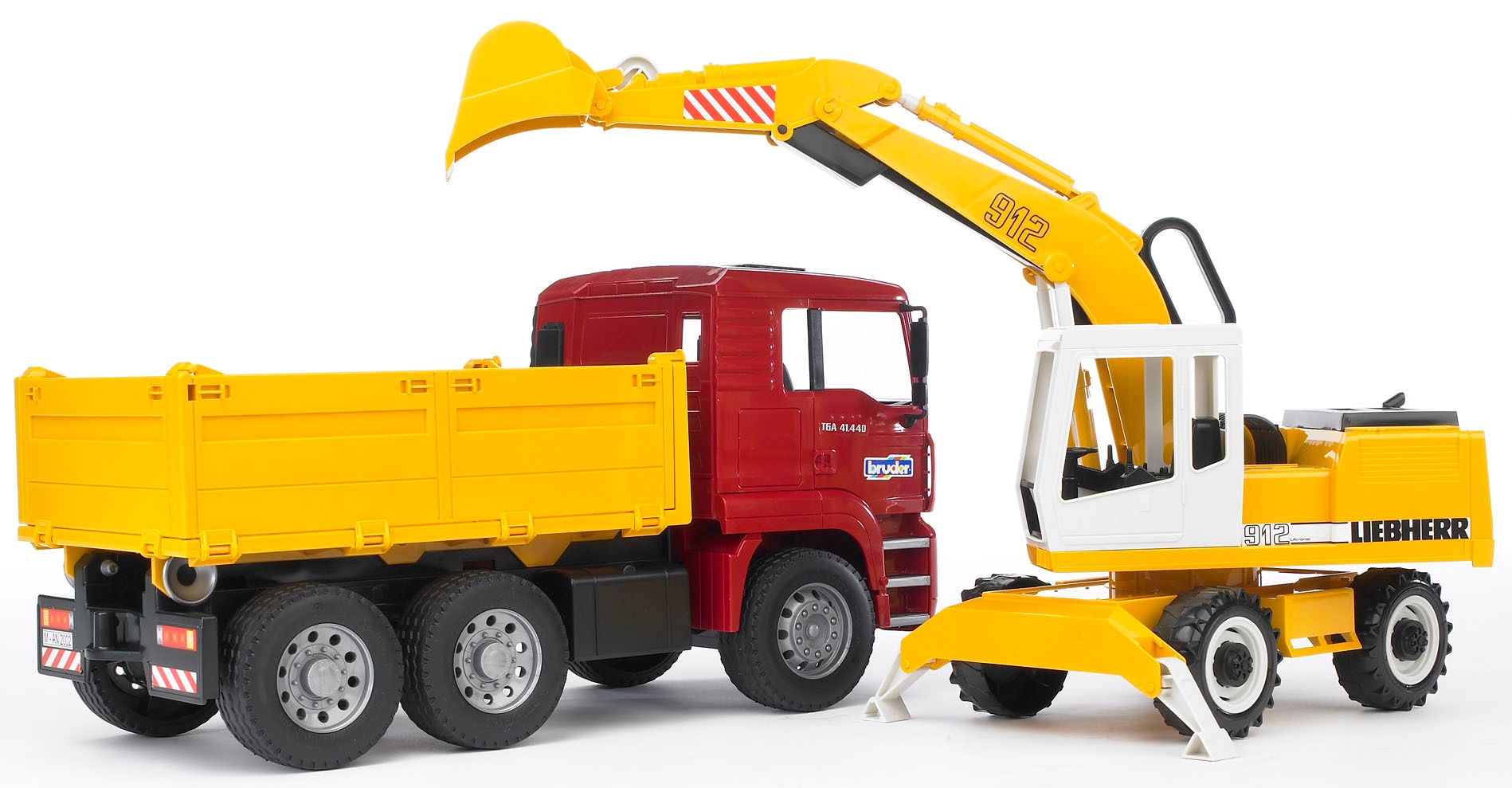Bruder® Spielzeug-Kipper »MAN TGA Kipper mit Bagger 39 cm (02751)« Made in Europe