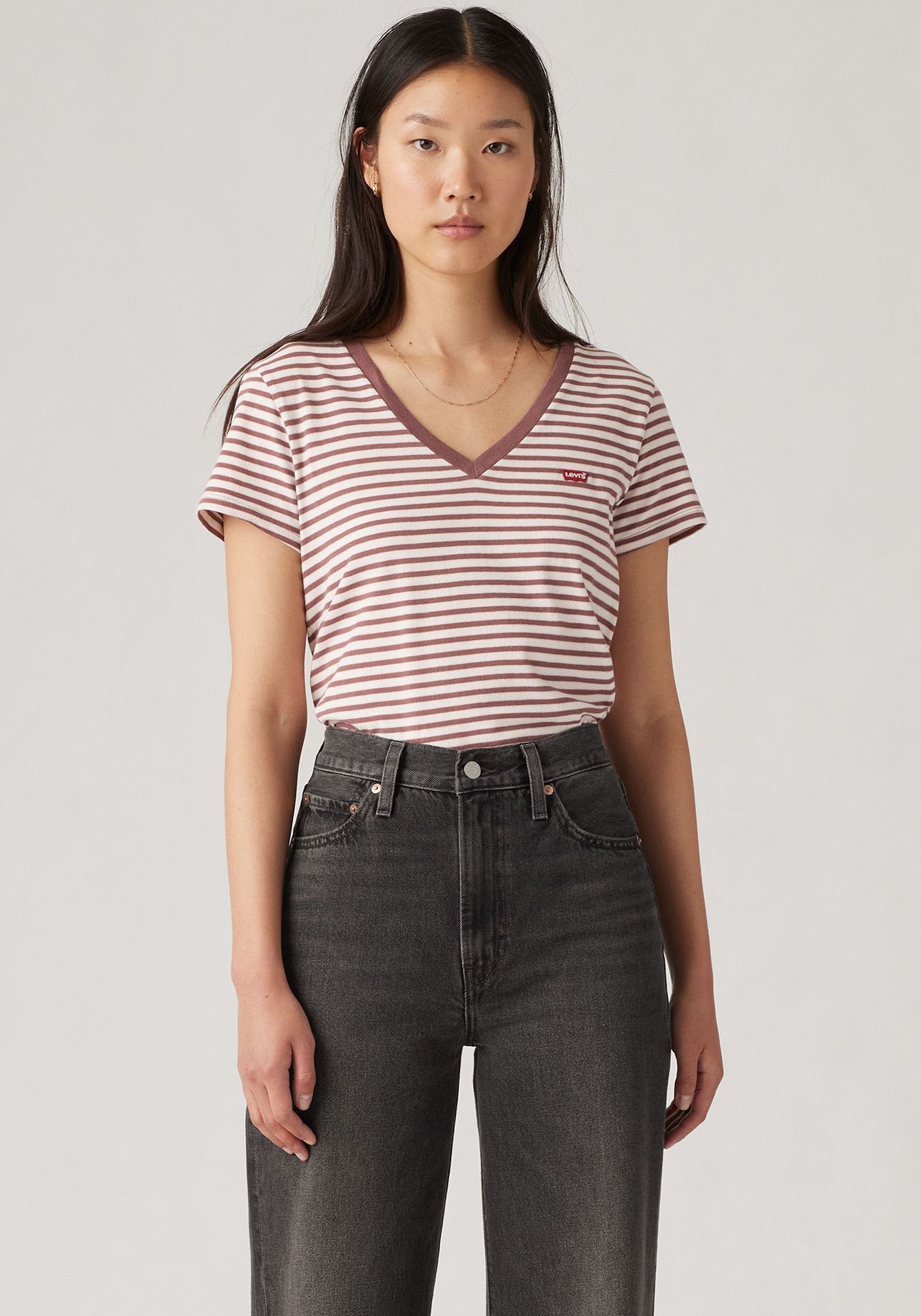 Levi's® V-Shirt »PERFECT VNECK«, mit Mini-Batwing-Logostickerei