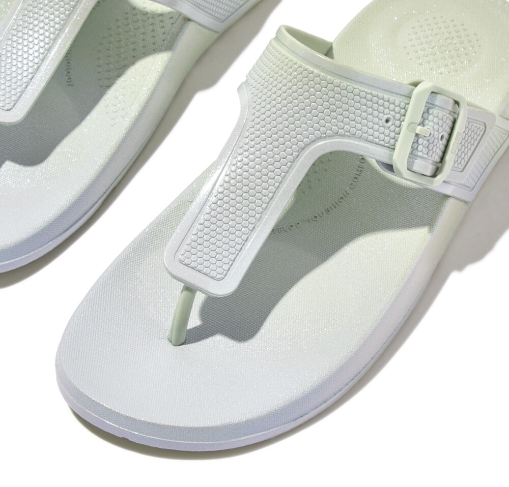 Fitflop Zehentrenner »IQUSHION IRIDESCENT ADJUSTABLE BUCKLE«, Keilabsatz, Sommerschuh, Schlappen mit verstellbarer Schnalle