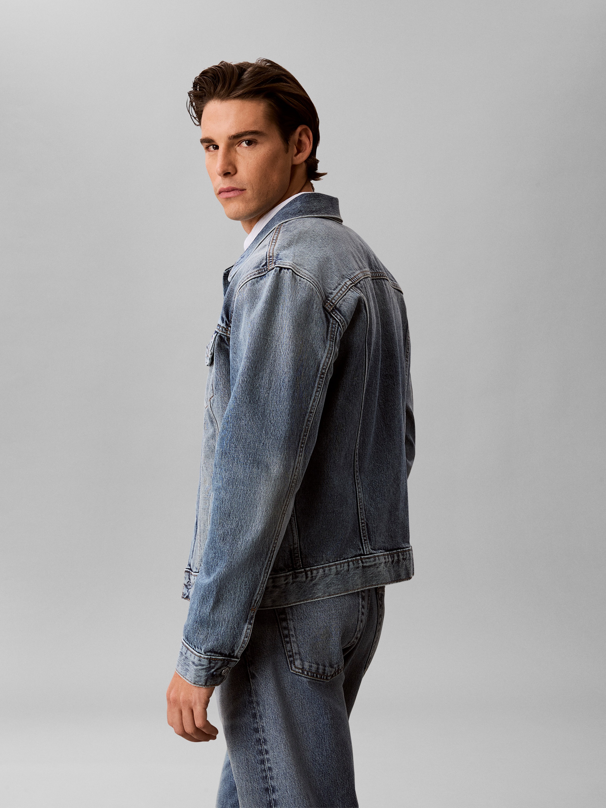 Calvin Klein Jeans Jeansjacke »ANDREW CLASSIC TRUCKER« authentische 90er-Jahre-Passform, Metallknöpfe mit Logo