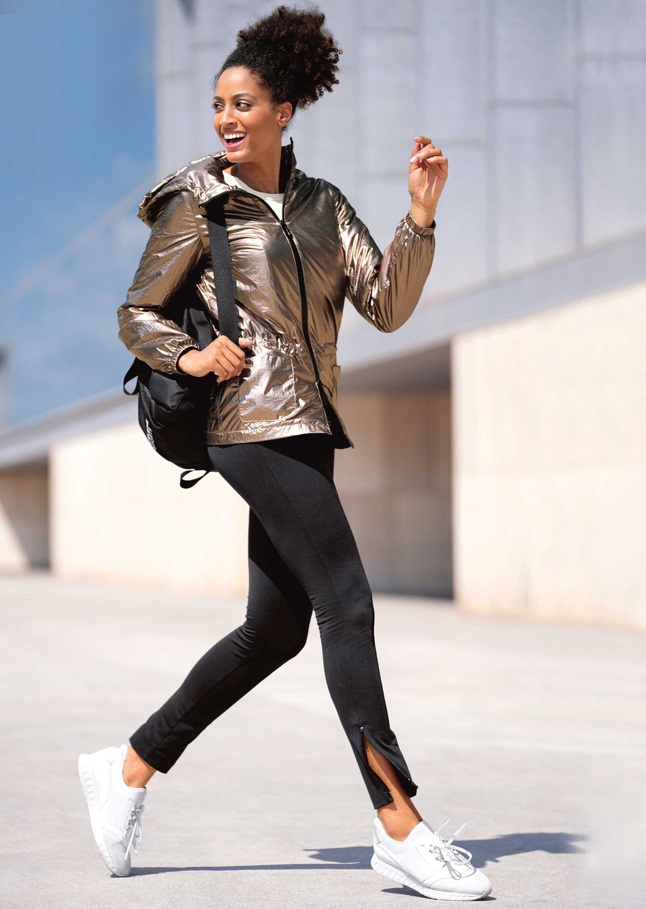 MADELEINE Outdoorjacke »Jacke Kapuzenjacke im Metallic-Look«