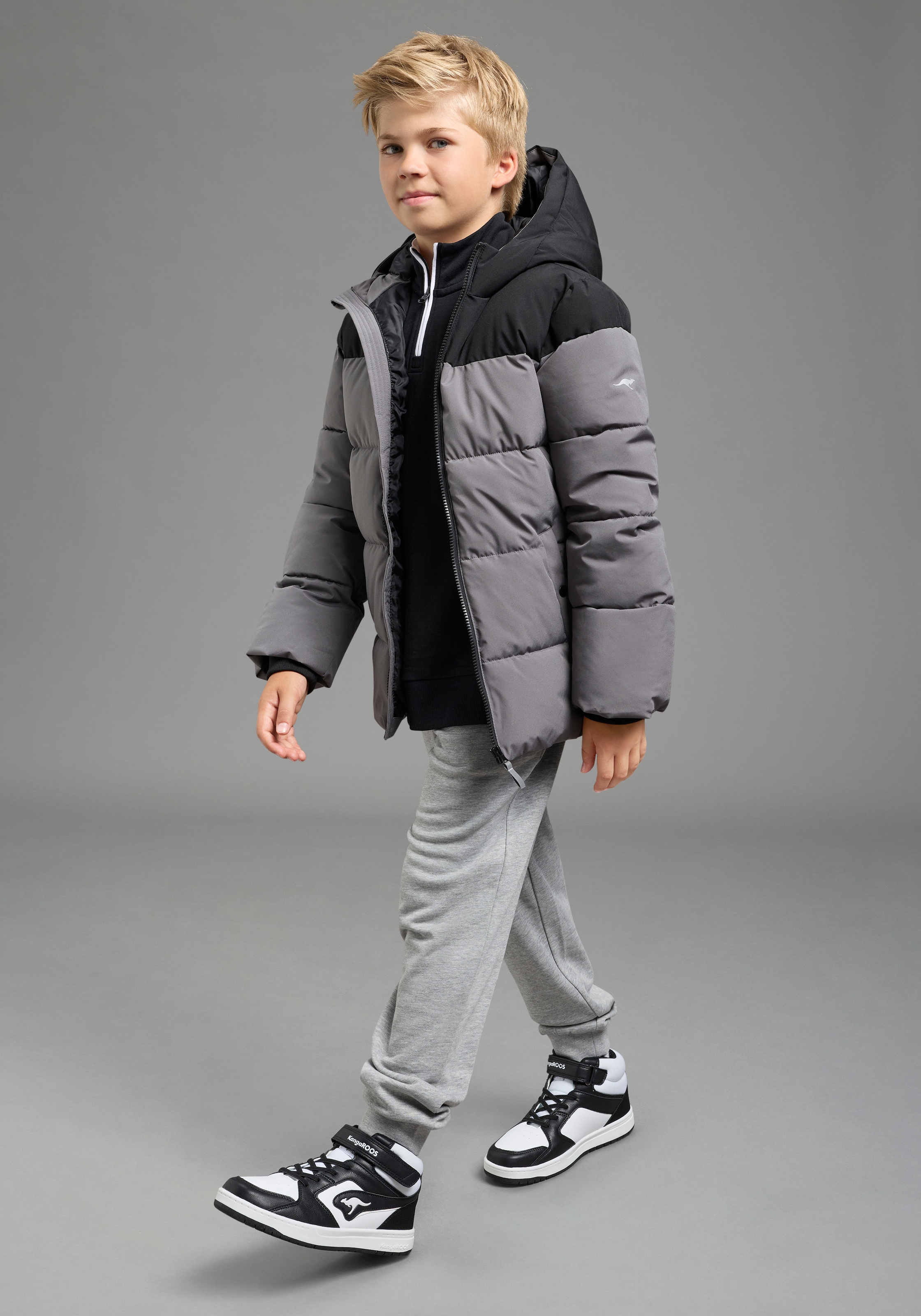 KangaROOS Outdoorjacke »Winterjacke von KangaROOS mit kontrastfarbigen Einsatz« mit Kapuze Warme Jacke mit Fleece-Innenfutter und gefütterter Kapuzenfütterung