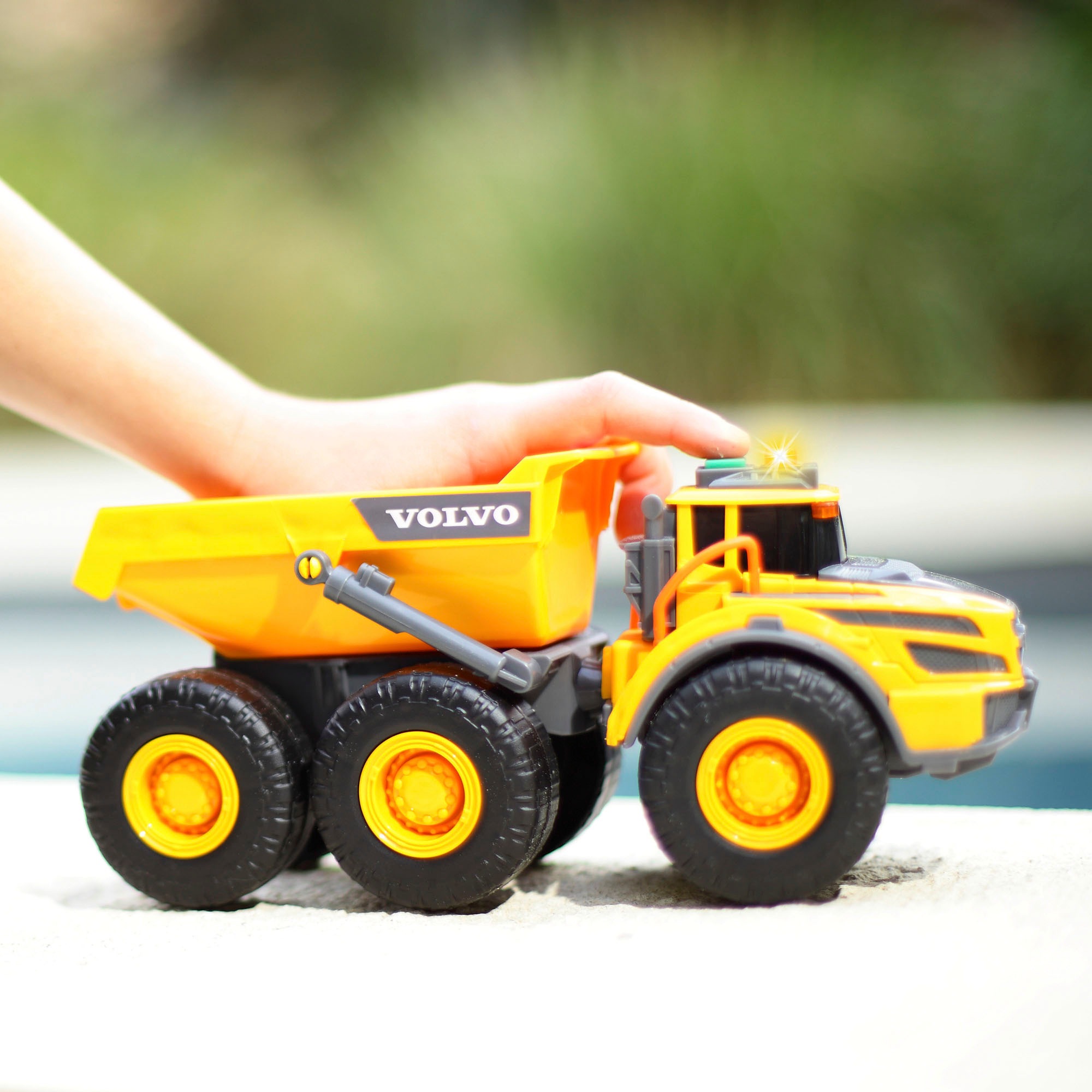 Dickie Toys Spielzeug-Kipper »Volvo Articulated Hauler«, mit Licht und Sound