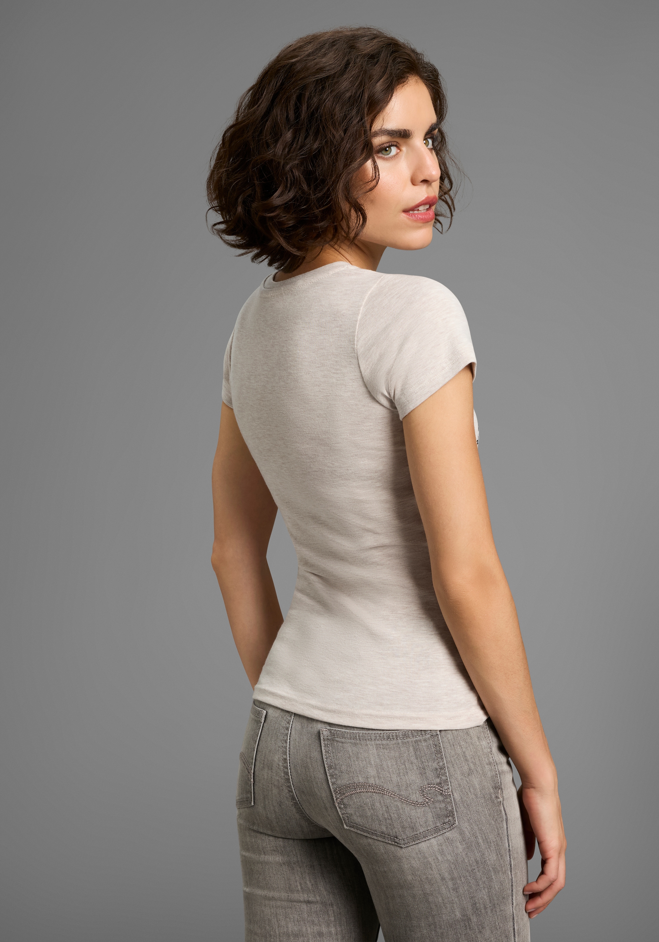KangaROOS Kurzarmshirt, sehr figurbetonte Passform, bedruckte, melierte und metallic Optik