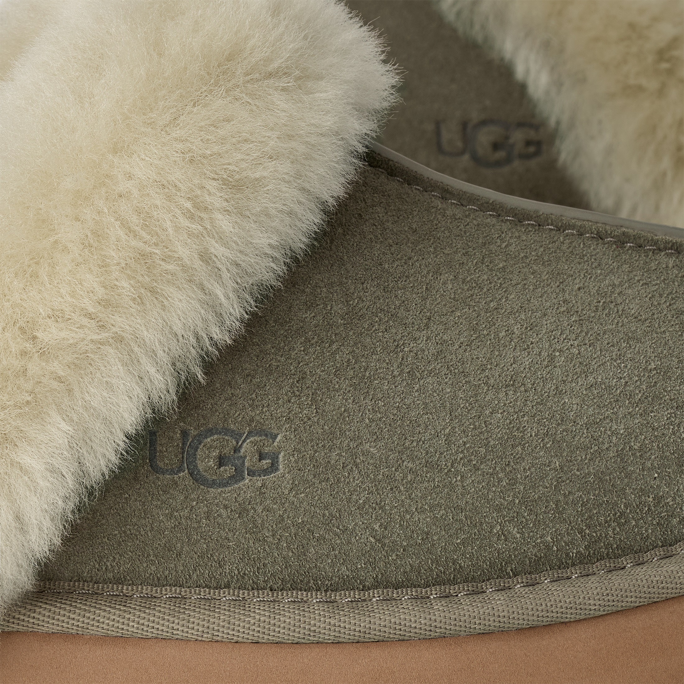 UGG Pantoffel »DISQUETTE«, Homeslippers, Hausschuh, Clog mit angesagtem Plateau