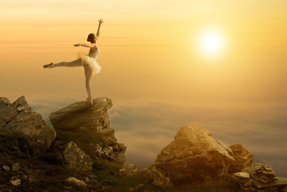 Fototapete »Ballett Tänzerin auf Berg«