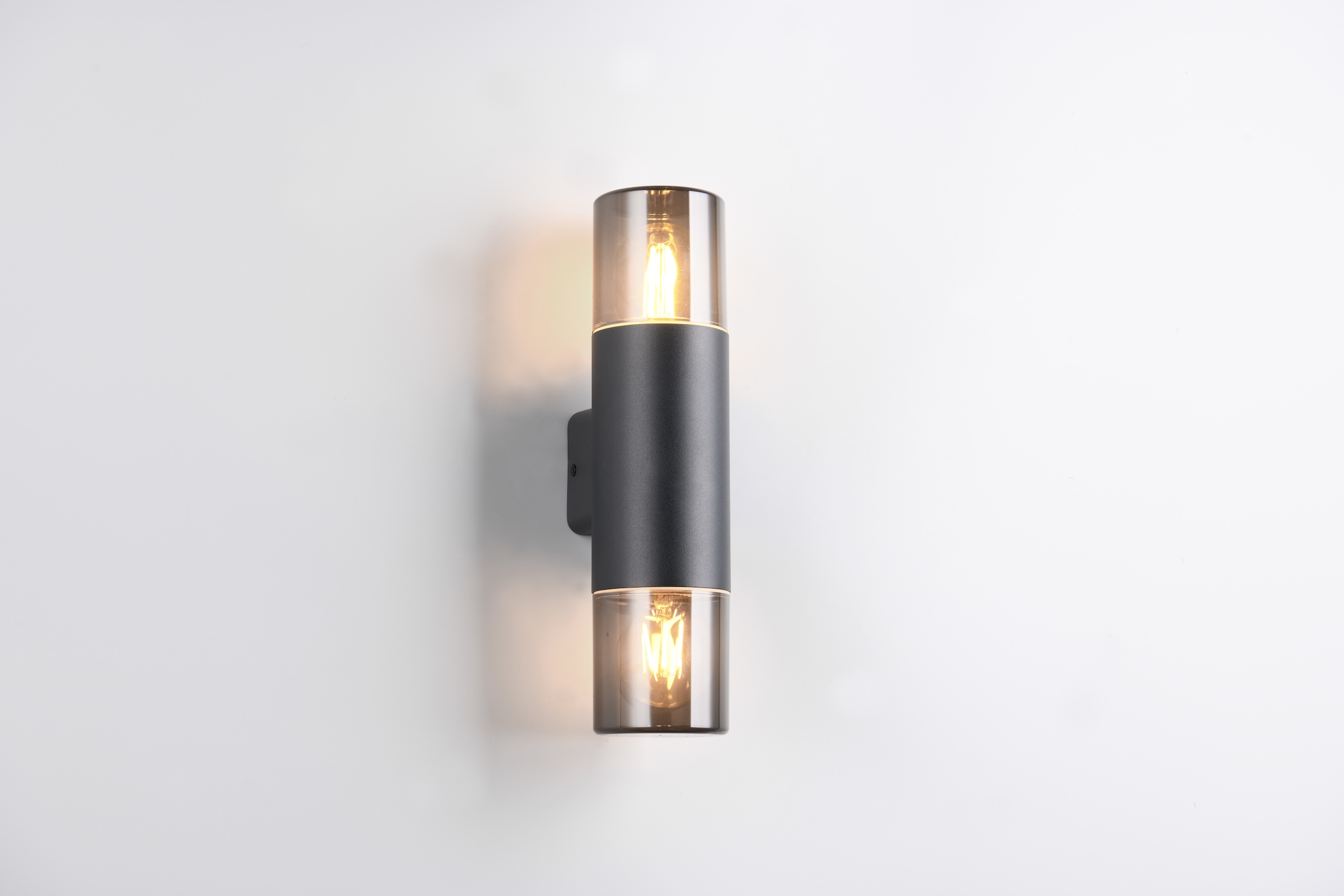 TRIO Leuchten Außen-Wandleuchte »HOOSIC, Outdoor Wandlampe exkl 1x E27 max 28W, Hauswand-Leuchte« E27 1 Stk. warmweiß - kaltweiß Garten Wandleuchte IP44, Kunststoff Schirm rauchfarbig