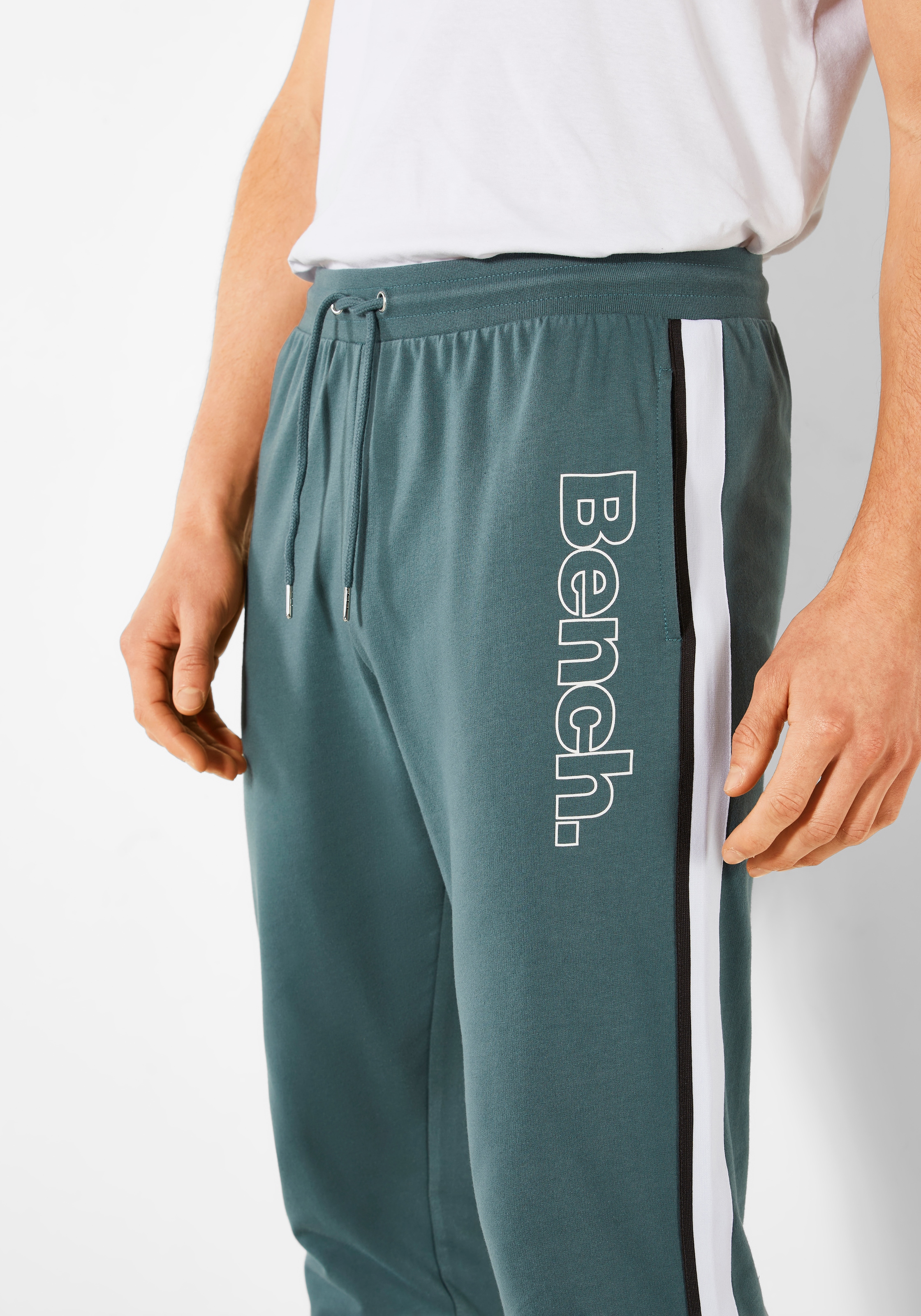 Bench. Loungewear Sweathose, mit aufgesetzten Streifen an der Seite und Logodruck