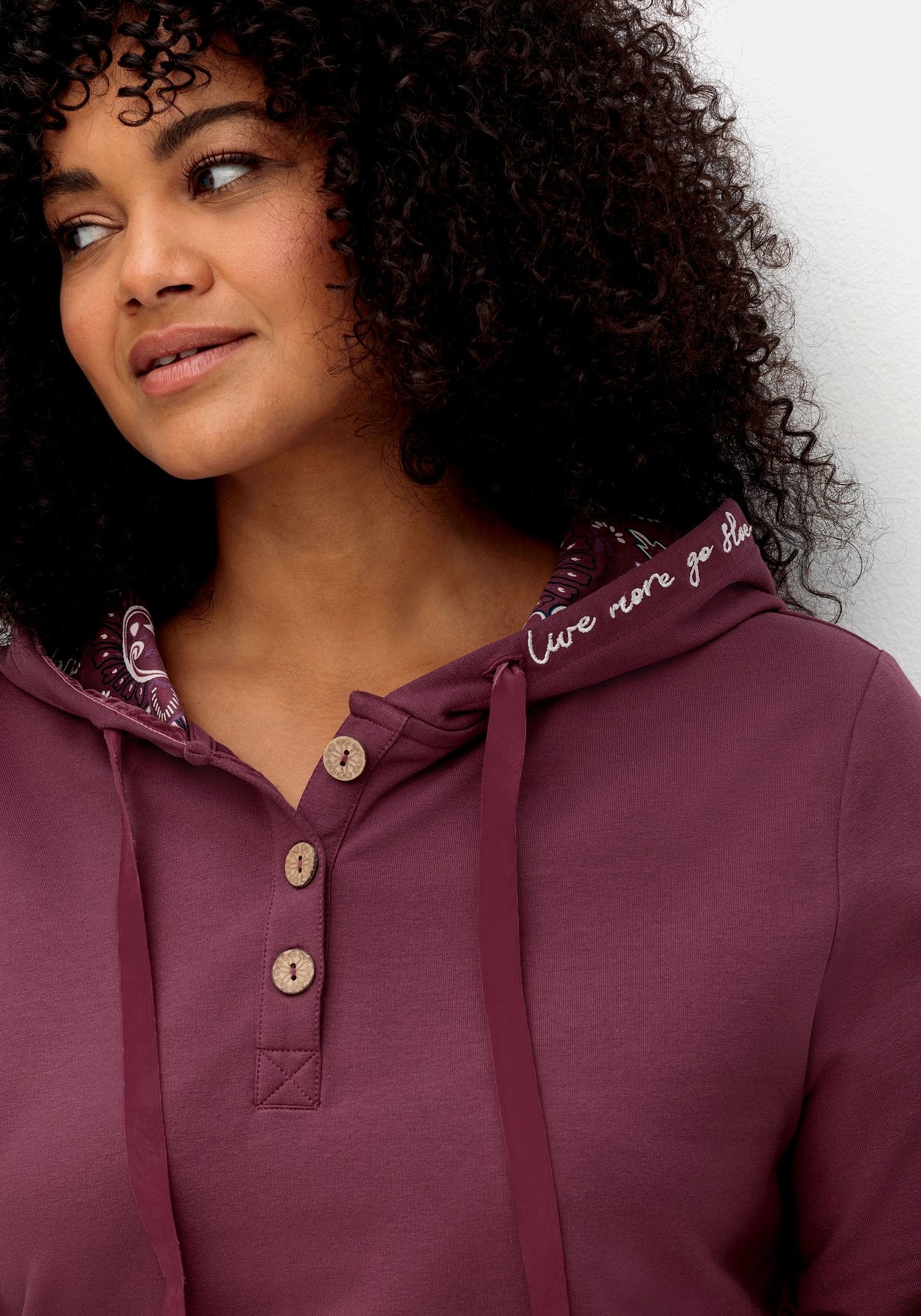 Sheego Kapuzensweatshirt »Kapuzensweatshirt mit Knopfleiste und Kängurutaschen«, mit Knopfleiste und Kängurutaschen