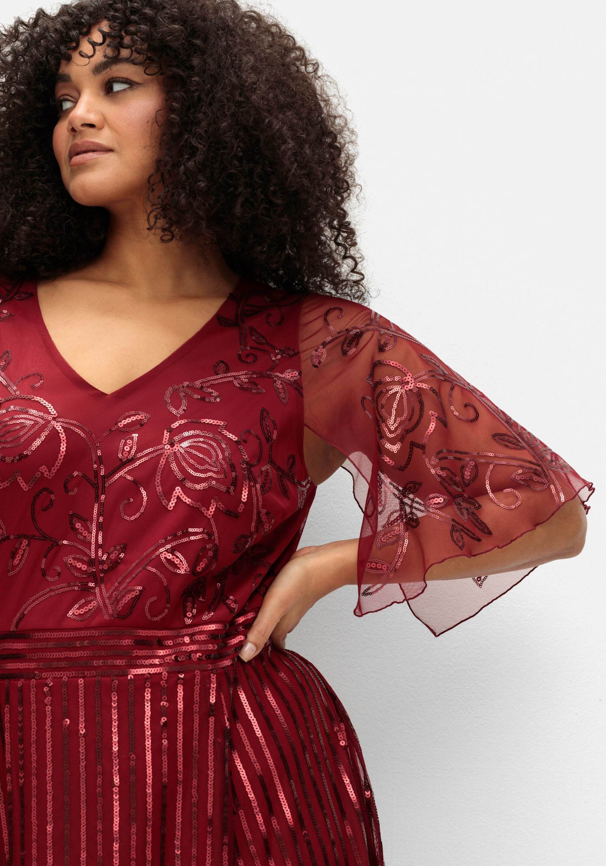 Sheego Cocktailkleid »Abendkleid Abendkleid mit Paillettenbesatz« Ohne Taschen mit Pailletten und Meshrock