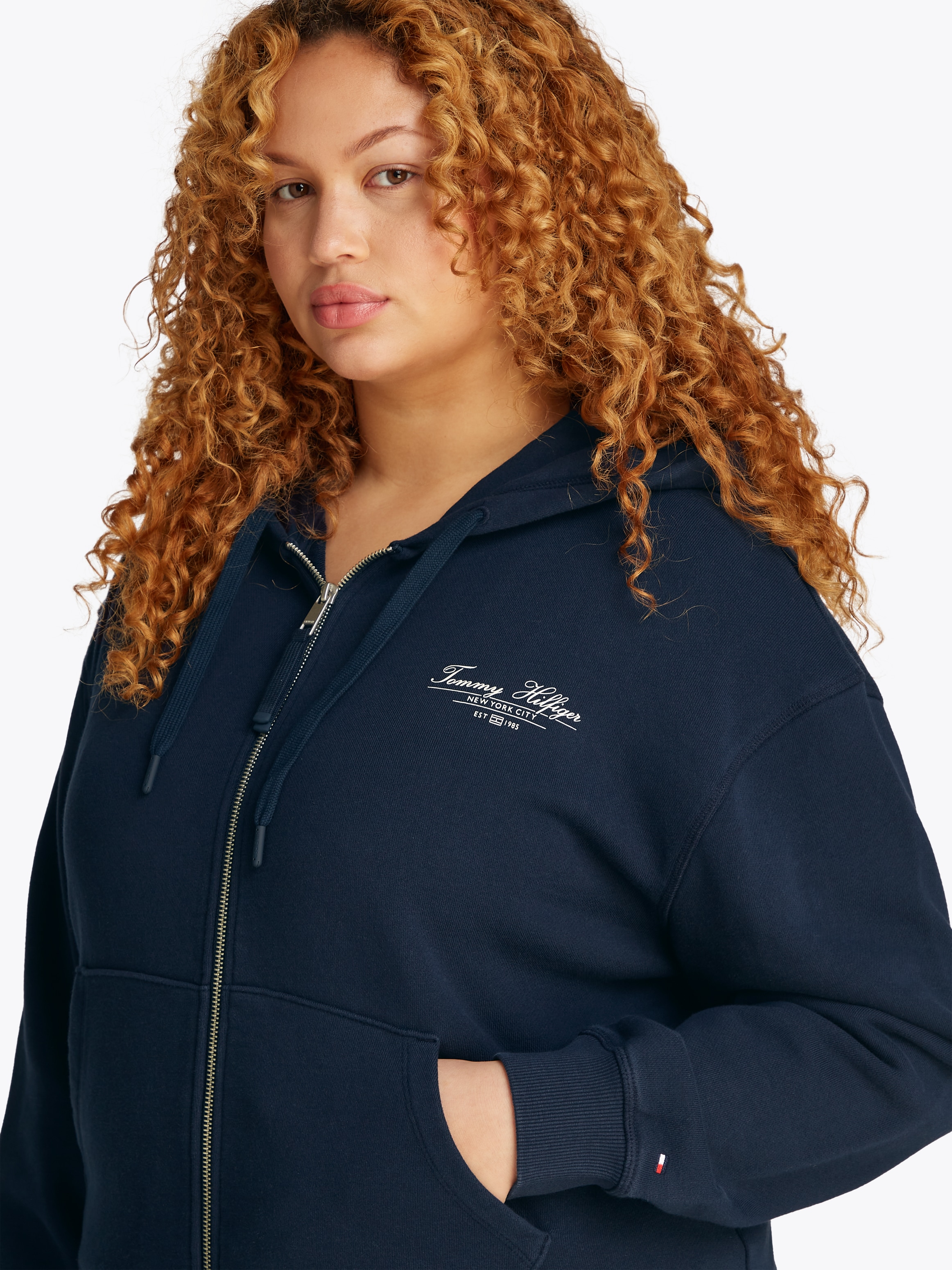 Tommy Hilfiger Curve Sweatjacke »CRV REG SCRIPT ZIP HOODIE«, in Großen Größen, Kapuze, Zipper, Logoschriftzug