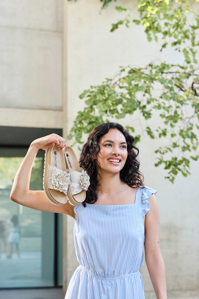 Rieker Pantolette  Sommerschuh, Schlappen mit modischem Plateau