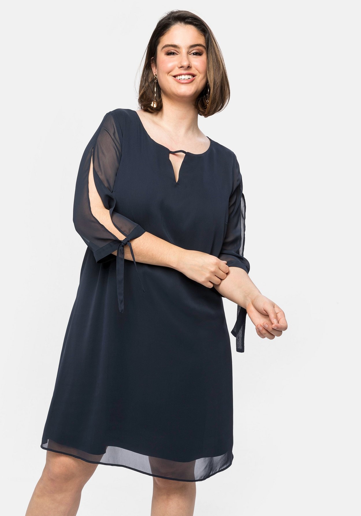 Sheego Chiffonkleid »Chiffonkleid im Lagenlook, mit geschlitztem Ärmel«, im Lagenlook, mit geschlitztem Ärmel