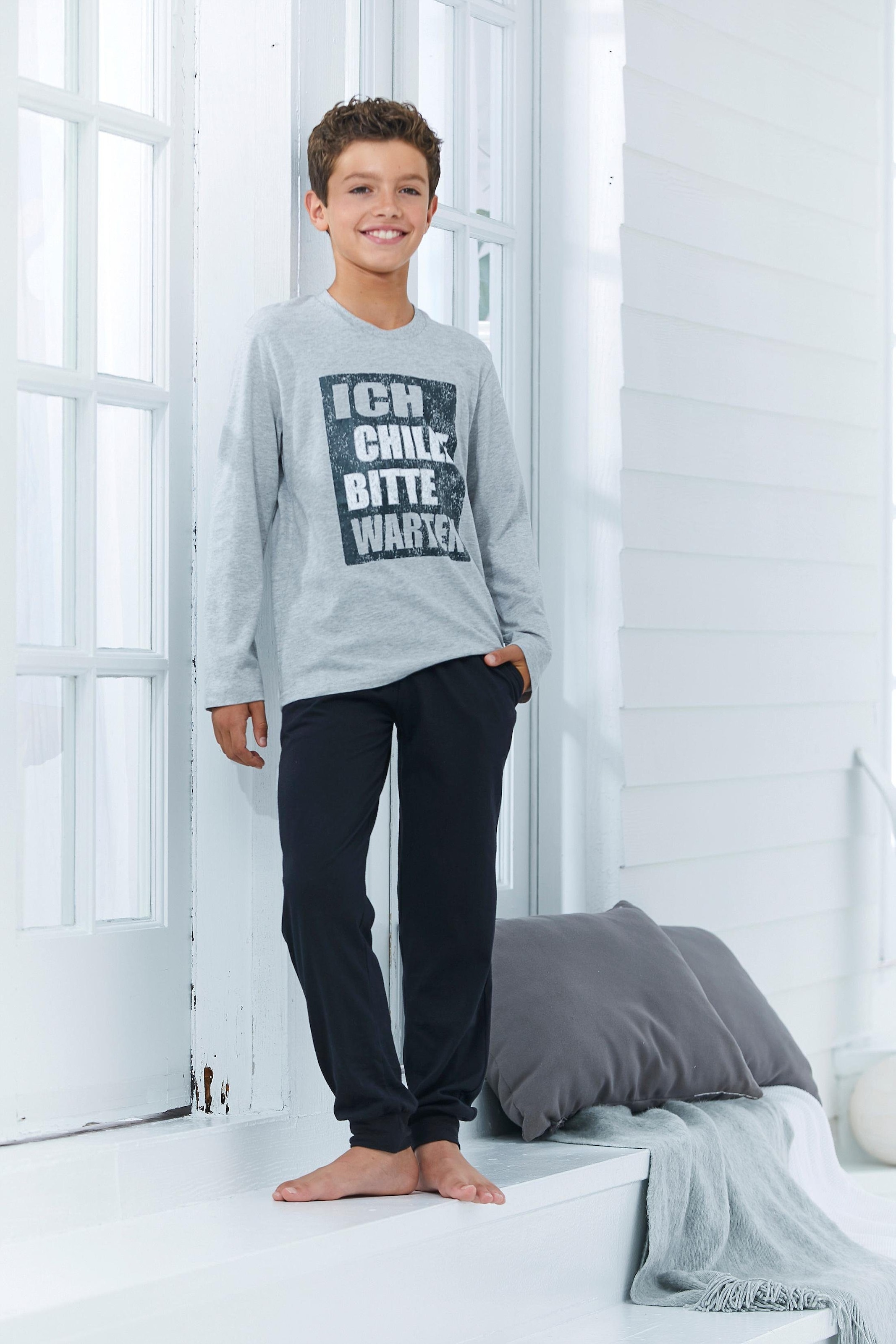 AUTHENTIC LE JOGGER Pyjama, (2 tlg., 1 Stück), Schlafanzug mit Spruch "Ich chille bitte warten"