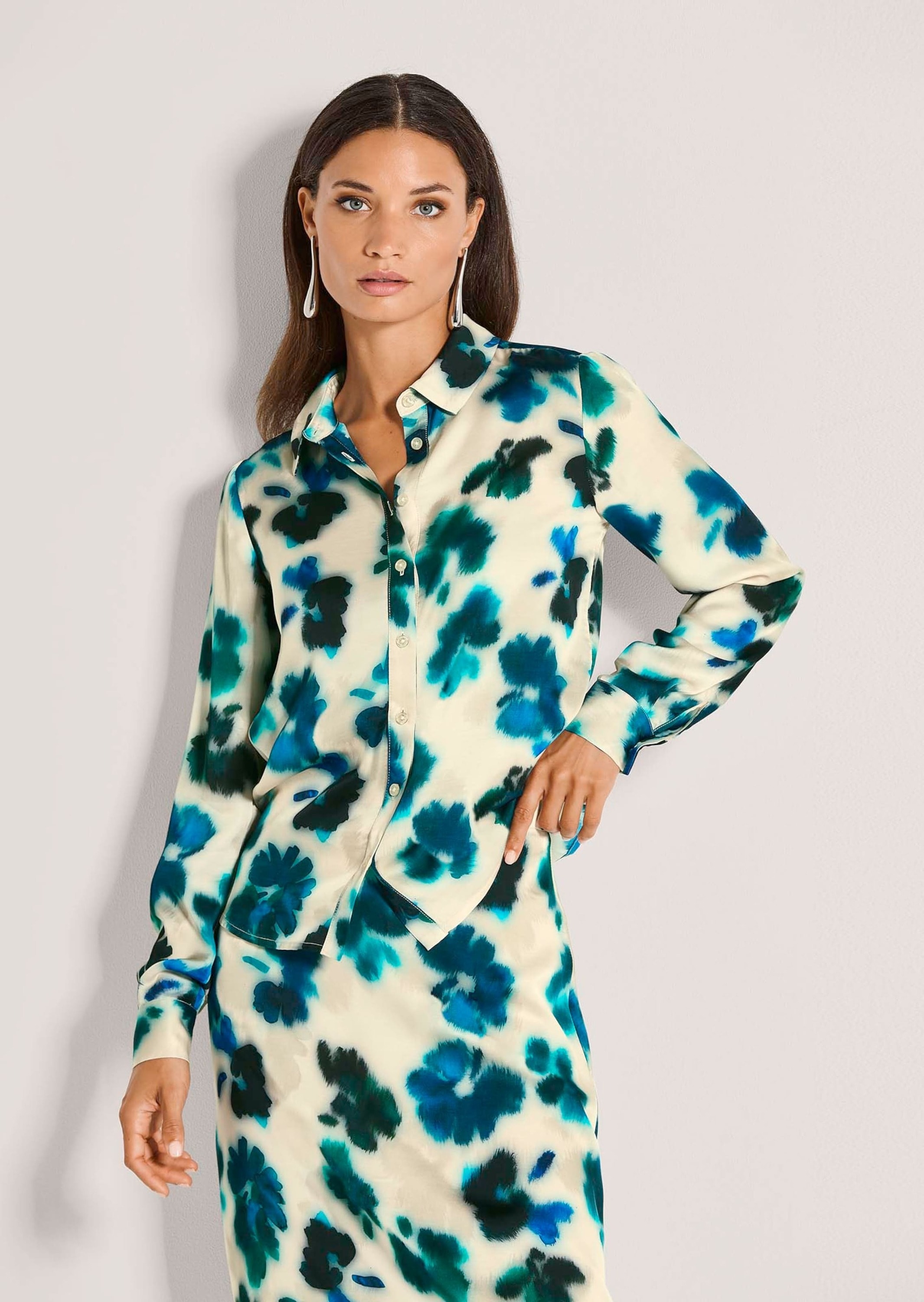 MADELEINE Langarmbluse »Hemdbluse Viskosebluse mit floralem Aquarellmuster« Knopfmanschetten