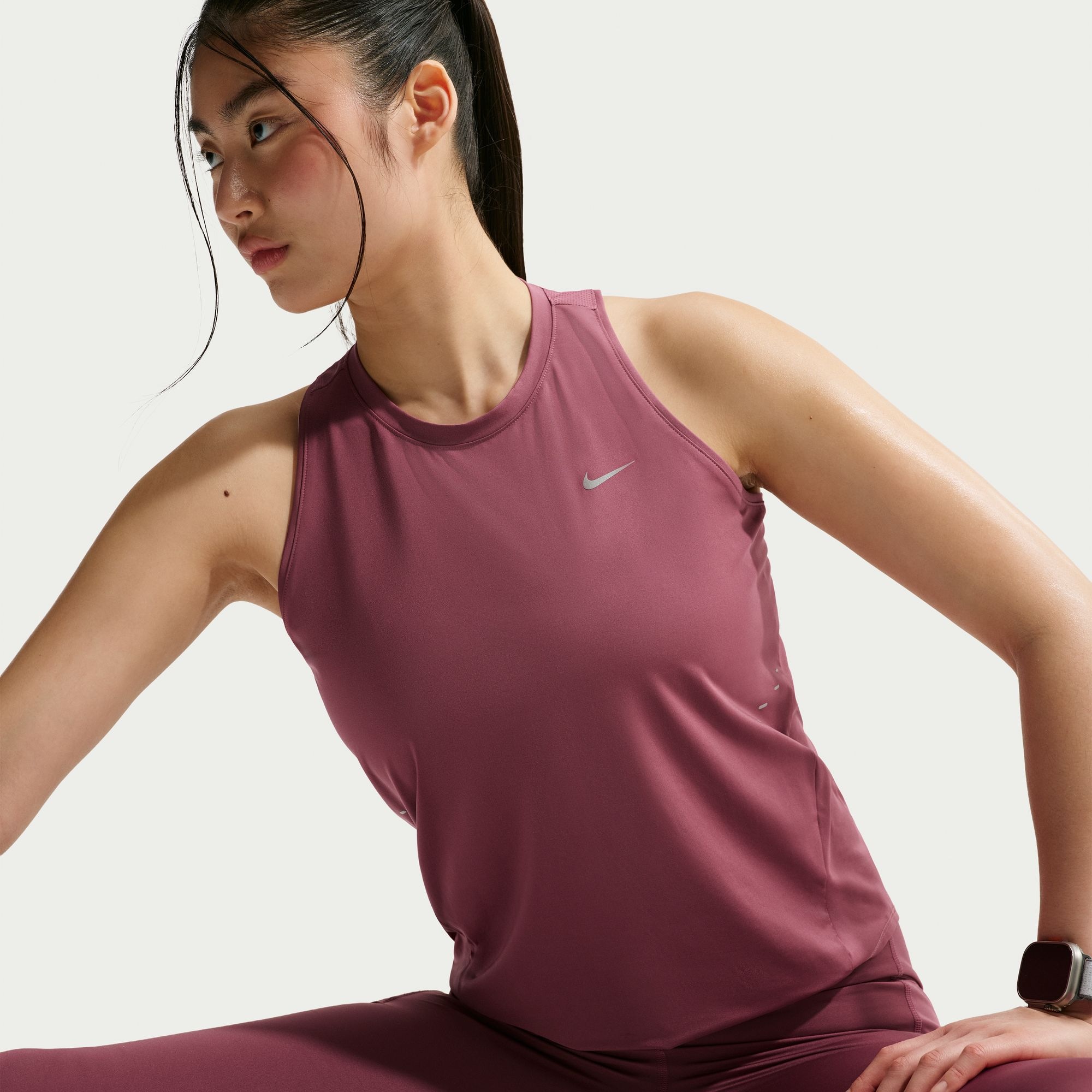 Nike Lauftop »W NK SWIFT DF TANK STNDRD« ärmelloses Design, leichtes Material, lockerer Schnitt