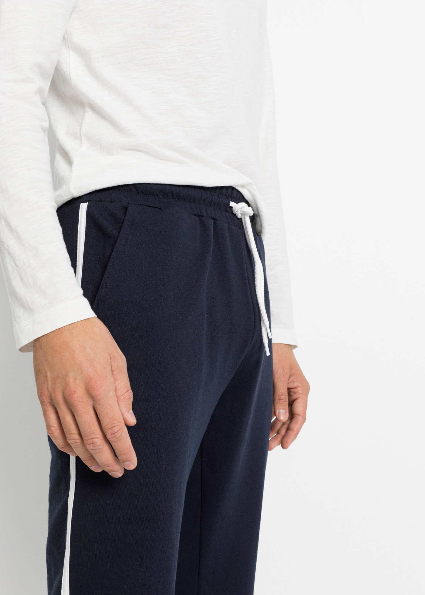 bonprix Jogginghose  mit weichem Innenmaterial, mit seitlichen Kontraststreifen