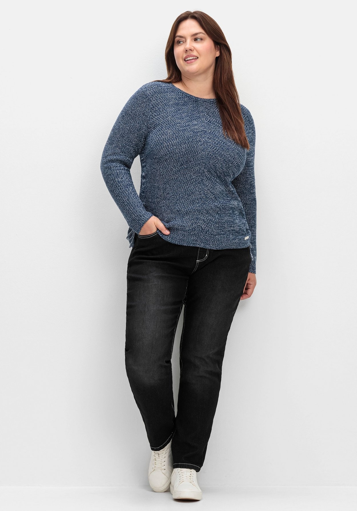 Sheego Rundhalspullover »Strickpullover mit Rippmuster und Raffung seitlich«