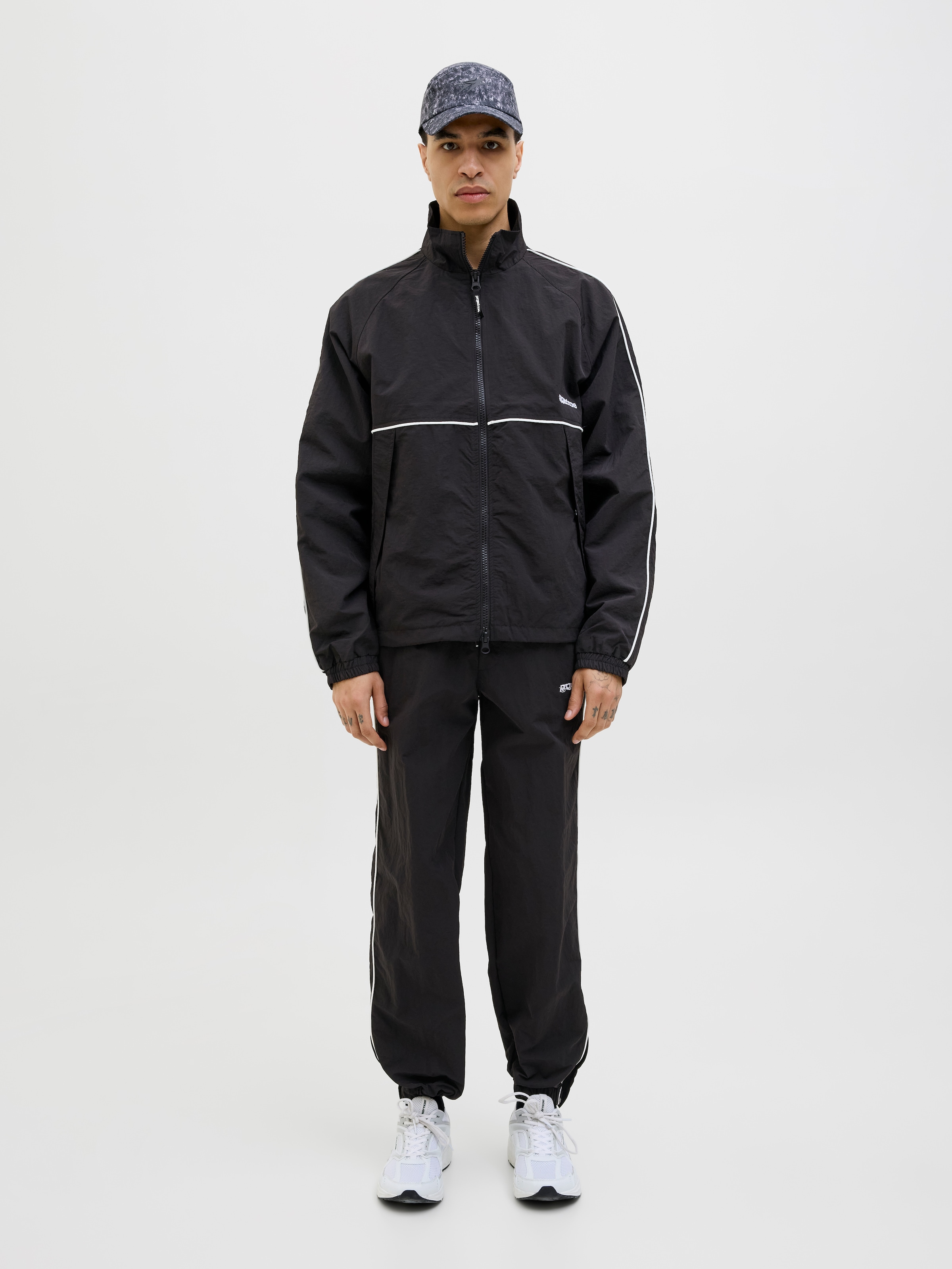 Jack & Jones Outdoorjacke »JCOUNION TRACK JACKET SN«, ohne Kapuze, Mit stylischem Print