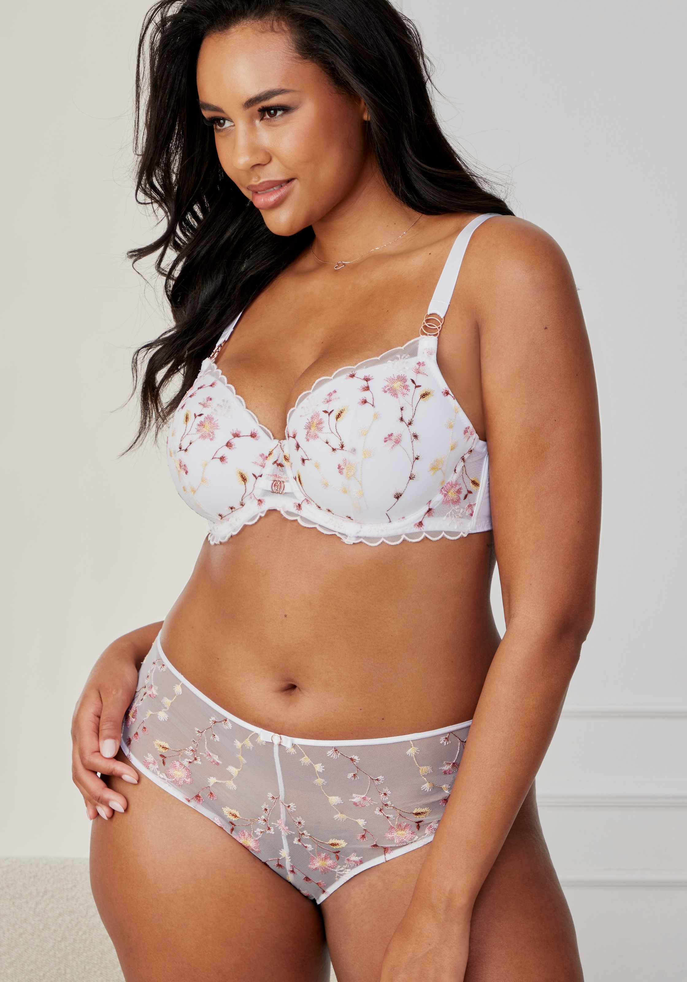 LASCANA Panty, mit hübscher Blumen-Stickereispitze