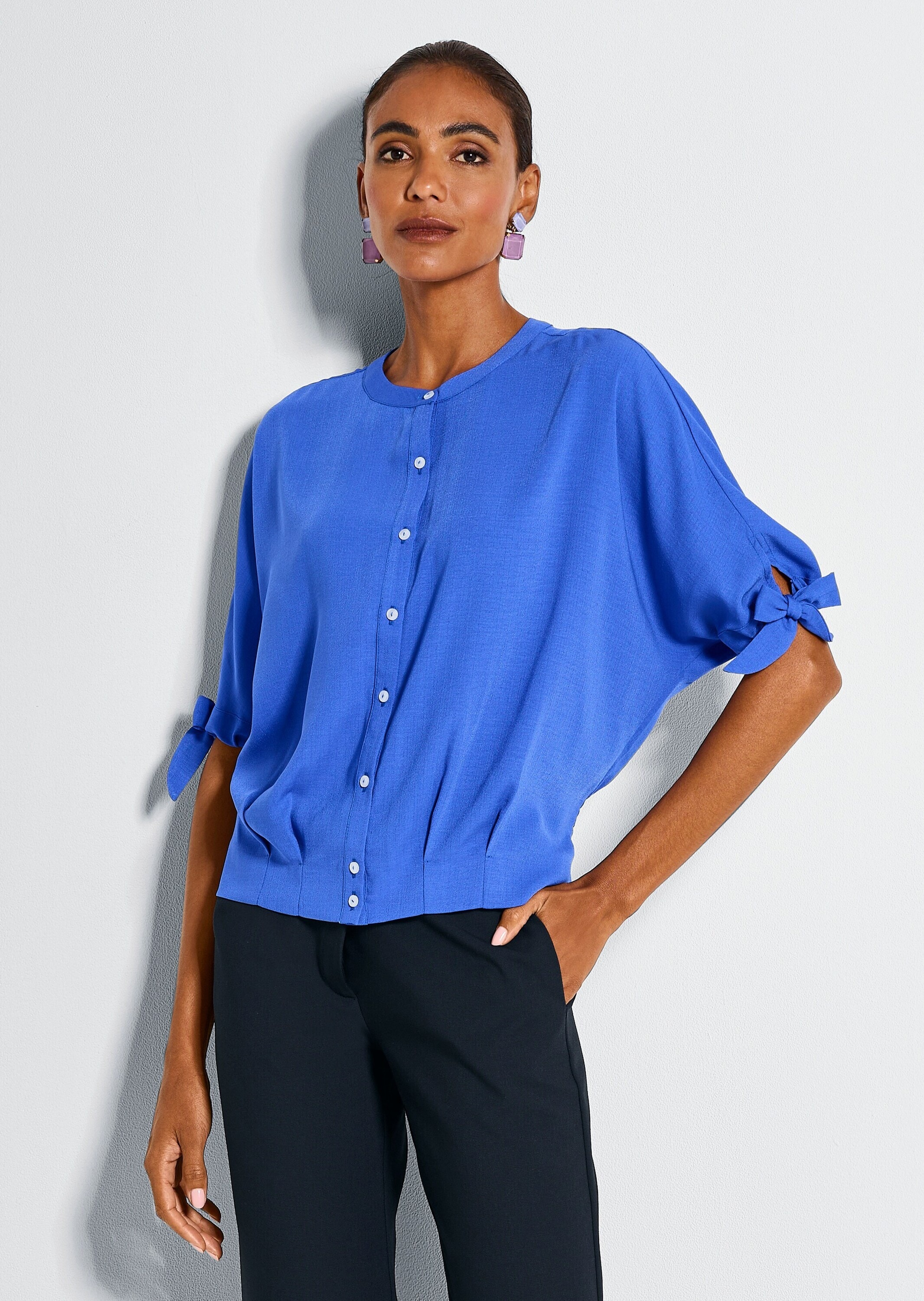 MADELEINE Kurzarmbluse »Blusenshirt Luftige Sommerbluse mit Fledermausärmeln« Ärmel mit Tunnelzug und Bindeband