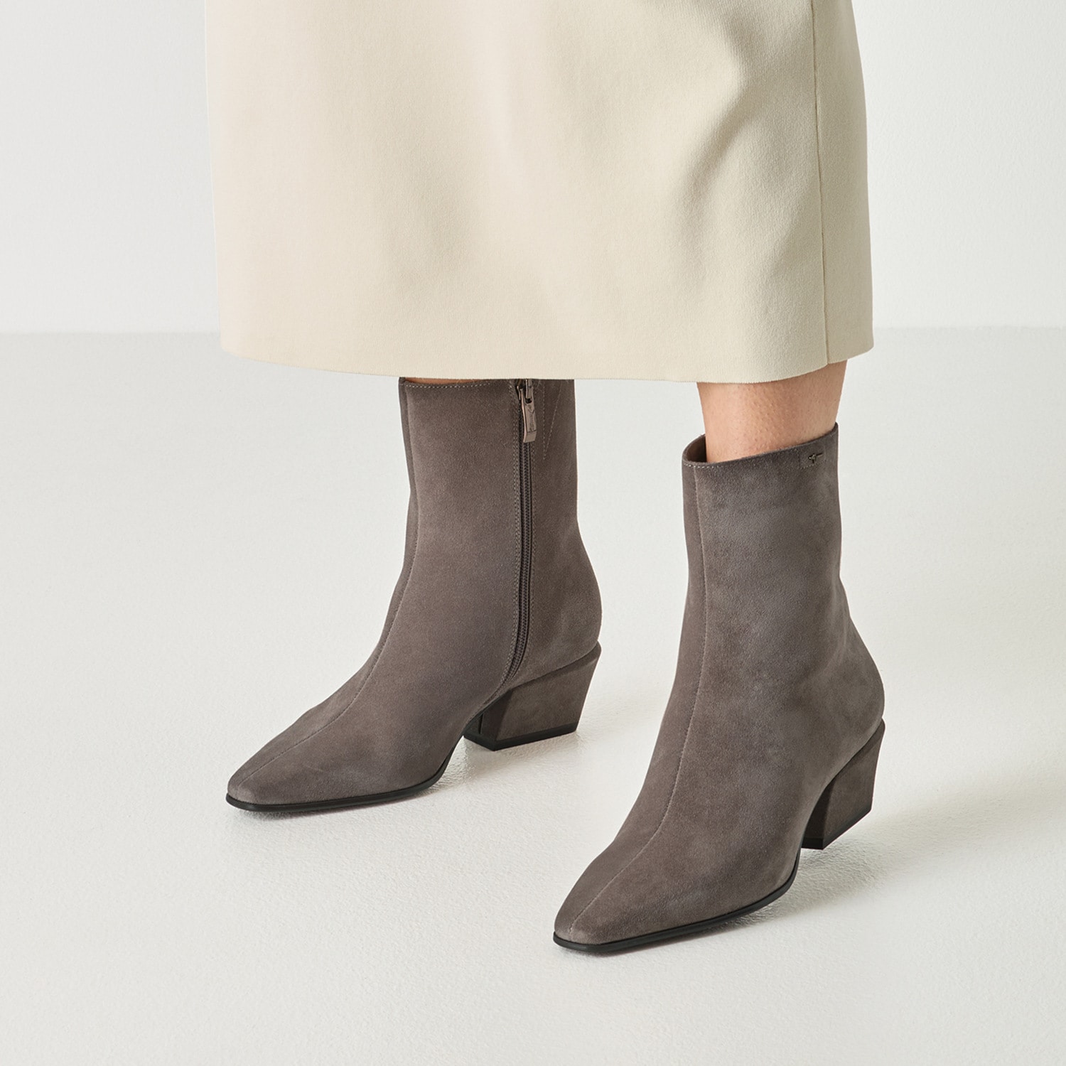 Tamaris Stiefelette  Blockabsatz, Cowboystiefelette mit T-Logoverzierung