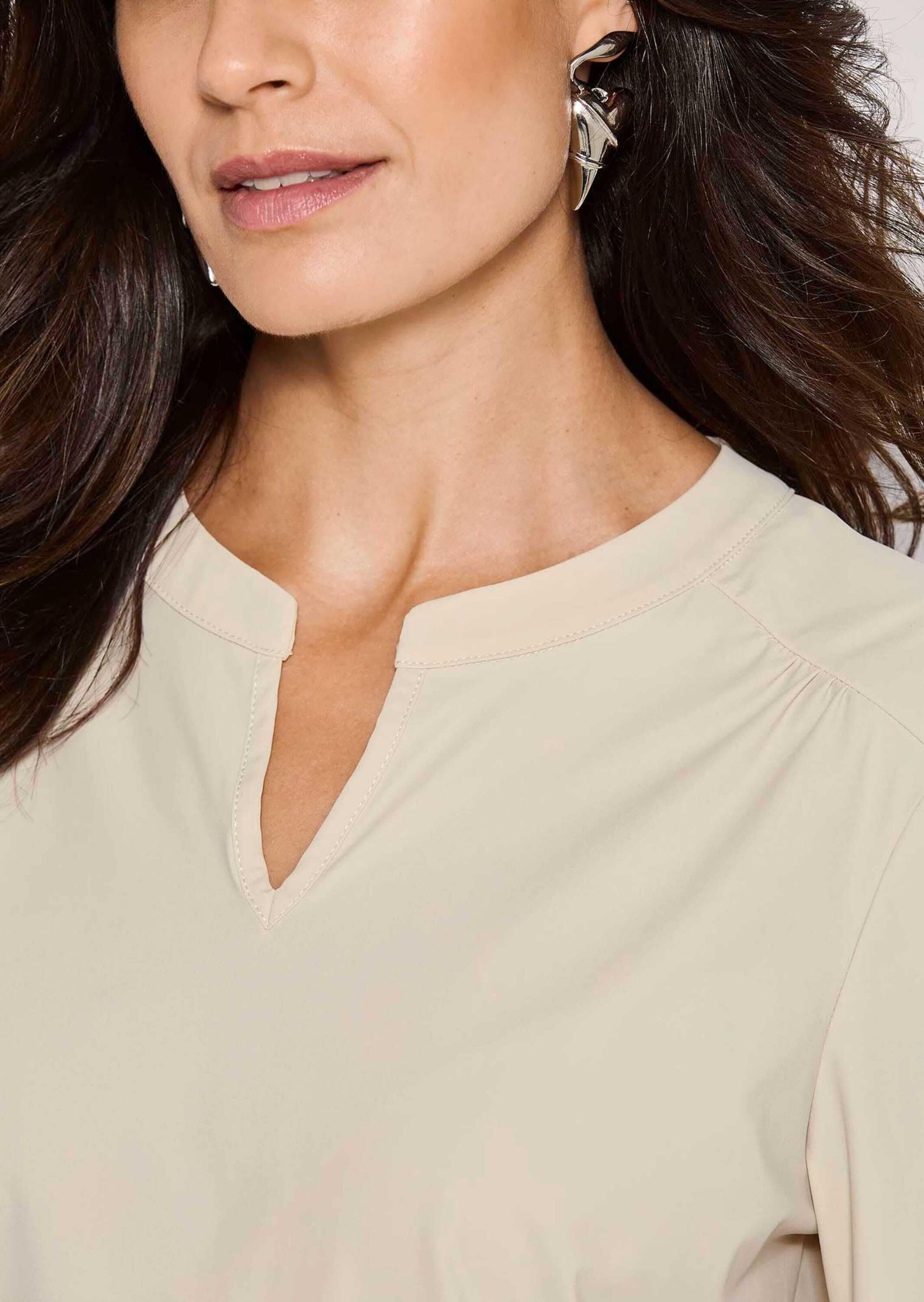 MADELEINE Kurzarmbluse »Jerseybluse Elegante Schlupfbluse mit V-Ausschnitt« Bluse mit Rundhalsausschnitt und kleinem V-Ausschnitt