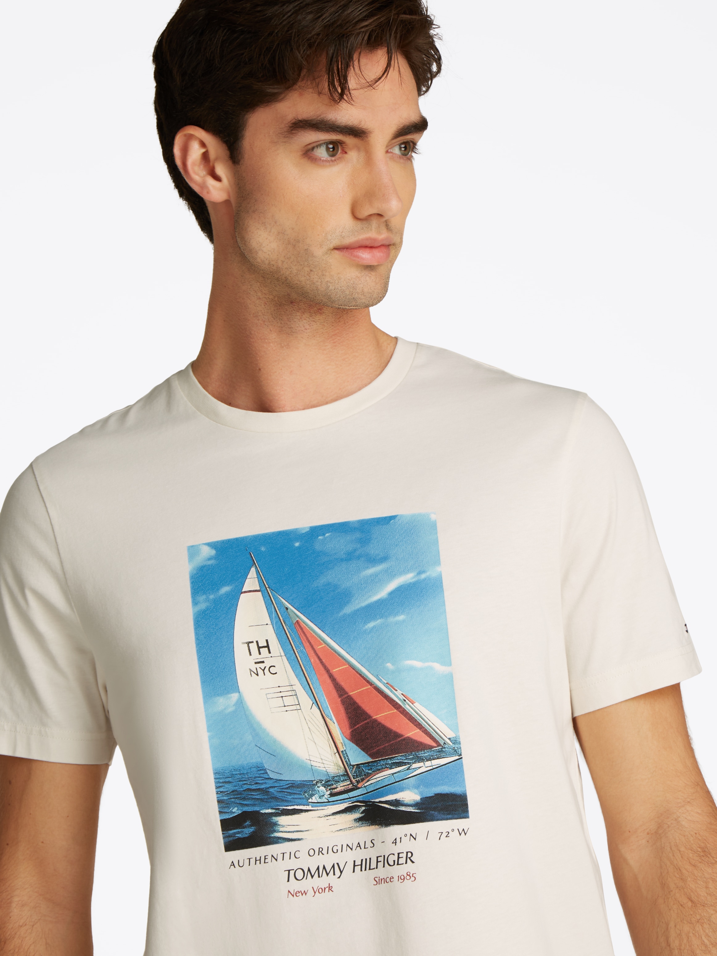 Tommy Hilfiger T-Shirt »HILFIGER COLOR PHOTO PRINT TEE«, mit modischem Print