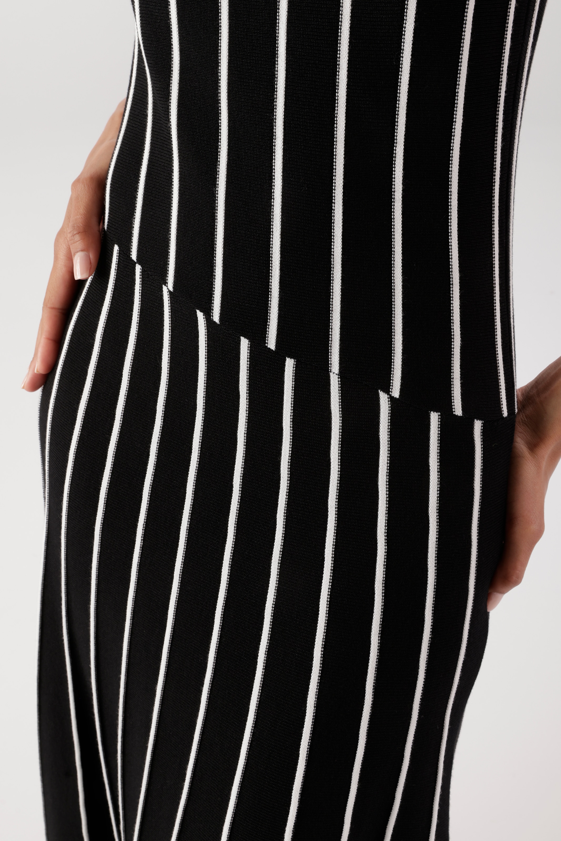 Aniston SELECTED Strickkleid mit trendigen, strukturierten Streifen - NEUE KOLLEKTION